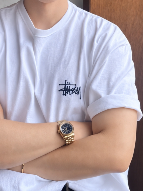 Maison Margiela Logo Cuff Yellow, Stussy Basic Stussy T-Shirt White 2024, 2025 착용 스타일