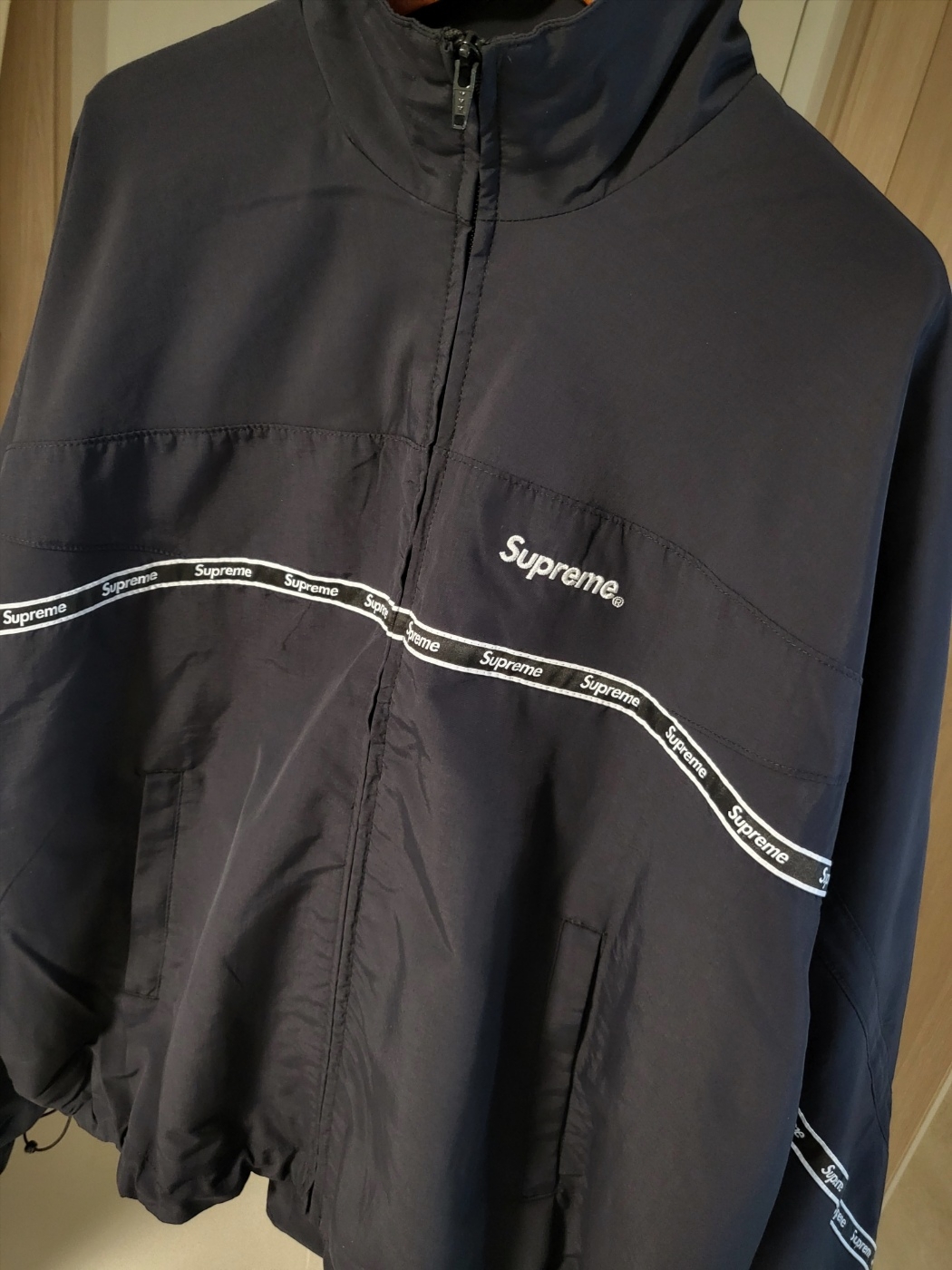 Supreme Logo Taping Track Jacket Black - 26SS 착용 스타일 - 1