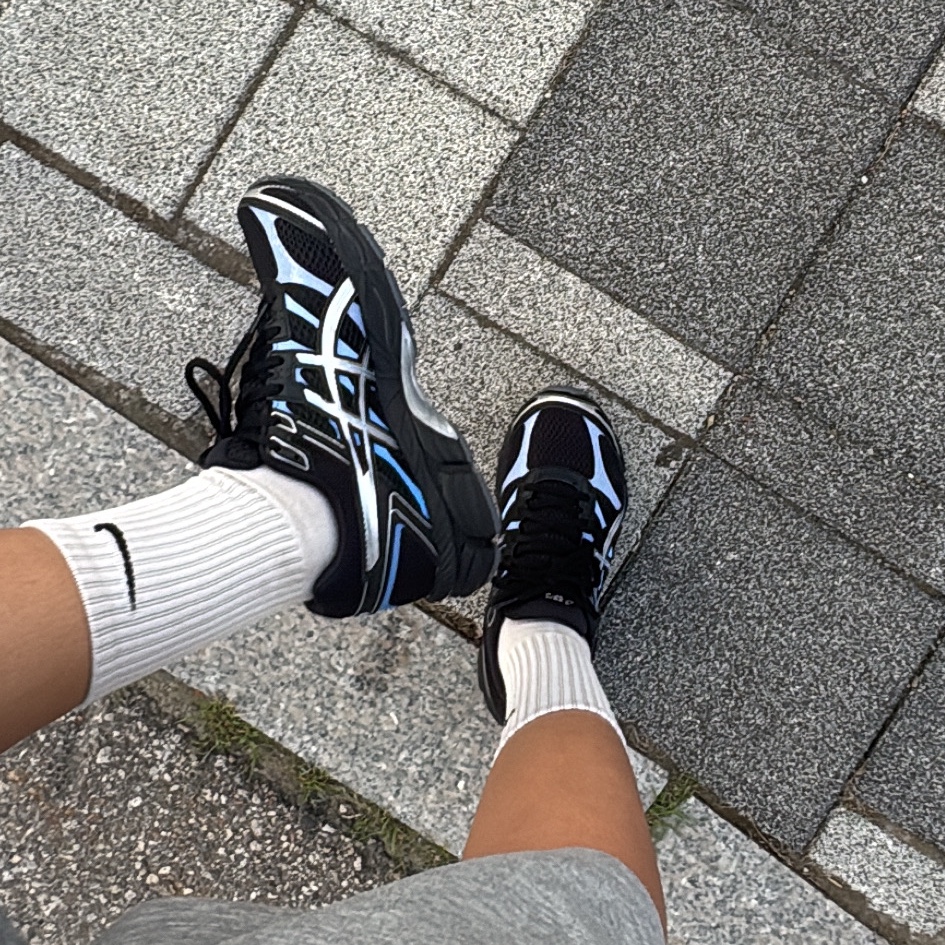 Asics Gel-Cumulus 16 Black Pure Silver 착용 스타일 - 3