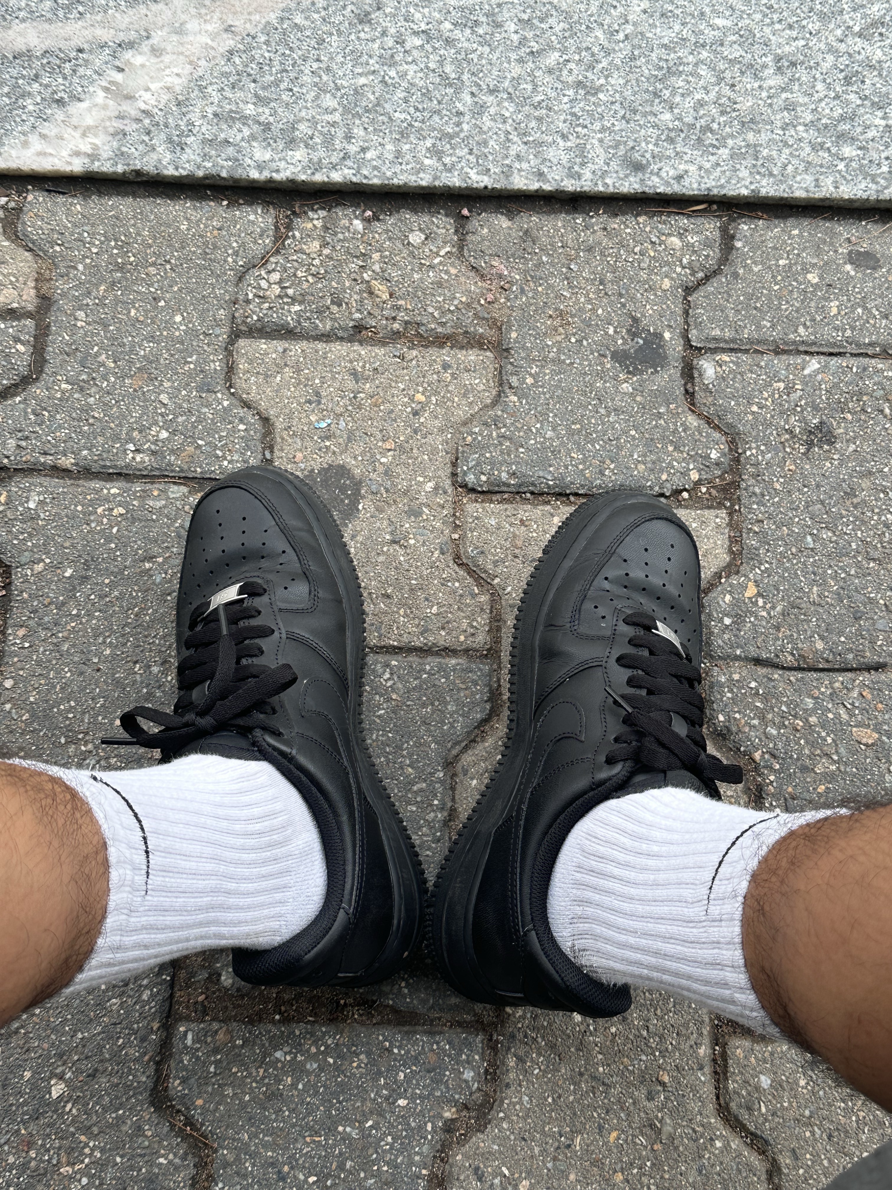 Nike Air Force 1 '07 Low Triple Black 착용 스타일