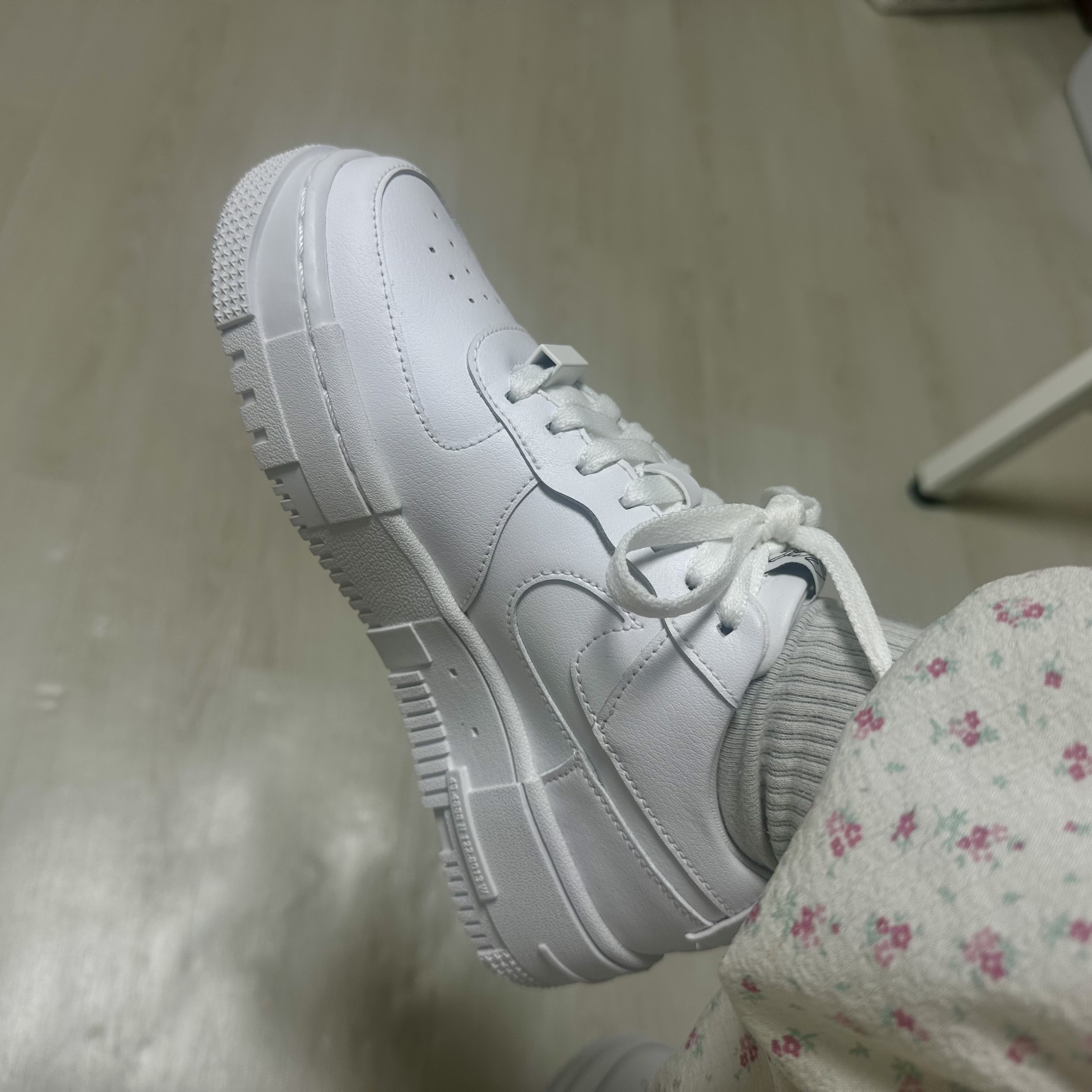 (W) Nike Air Force 1 Pixel White 착용 스타일 - 3