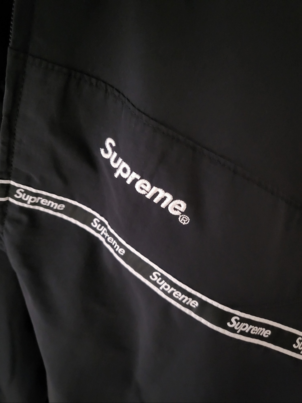 Supreme Logo Taping Track Jacket Black - 26SS 착용 스타일 - 3
