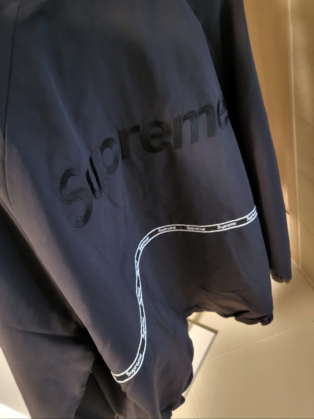 Supreme Logo Taping Track Jacket Black - 26SS 착용 스타일 - 2
