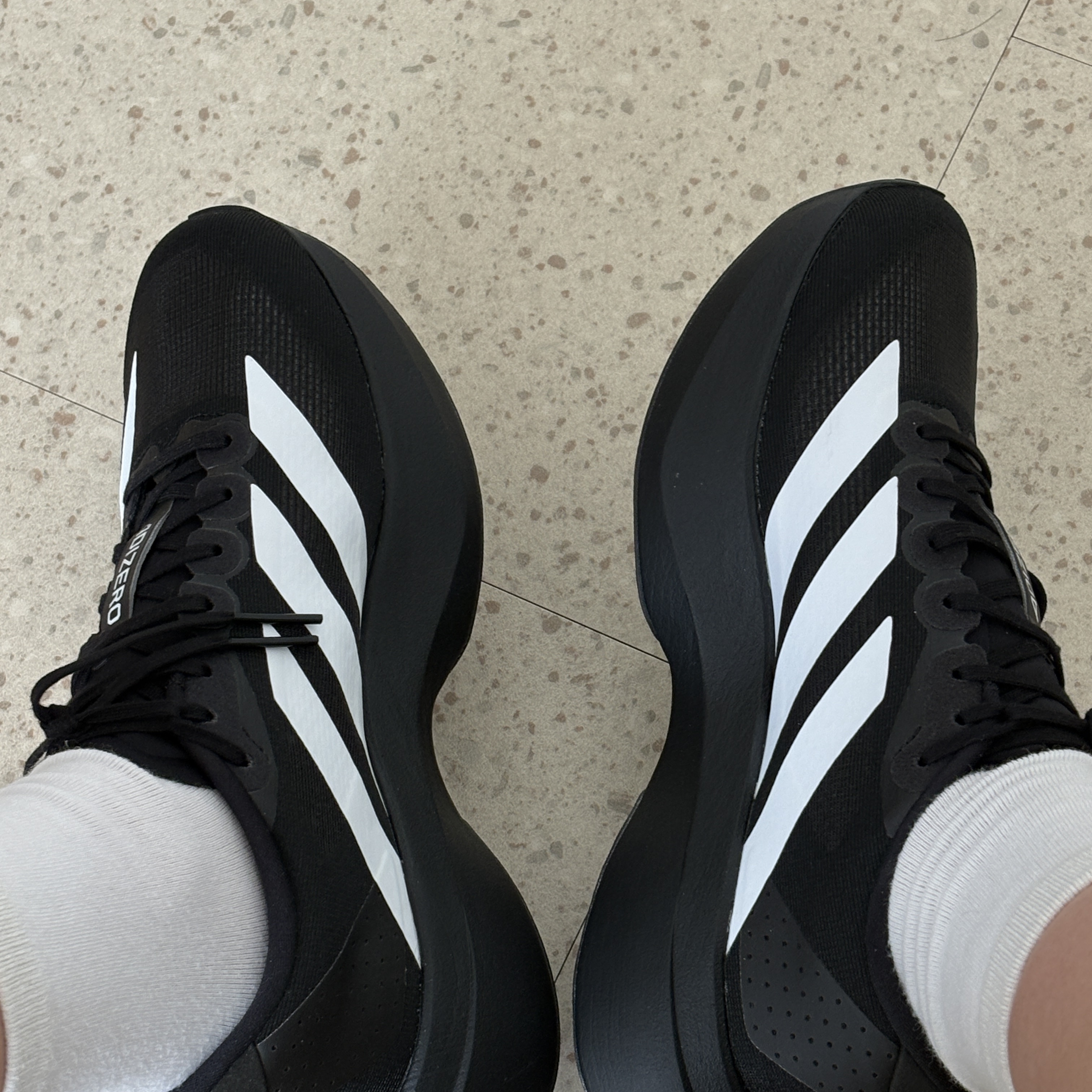 (J) Adidas Adizero EVO SL Core Black Cloud White 착용 스타일 - 1
