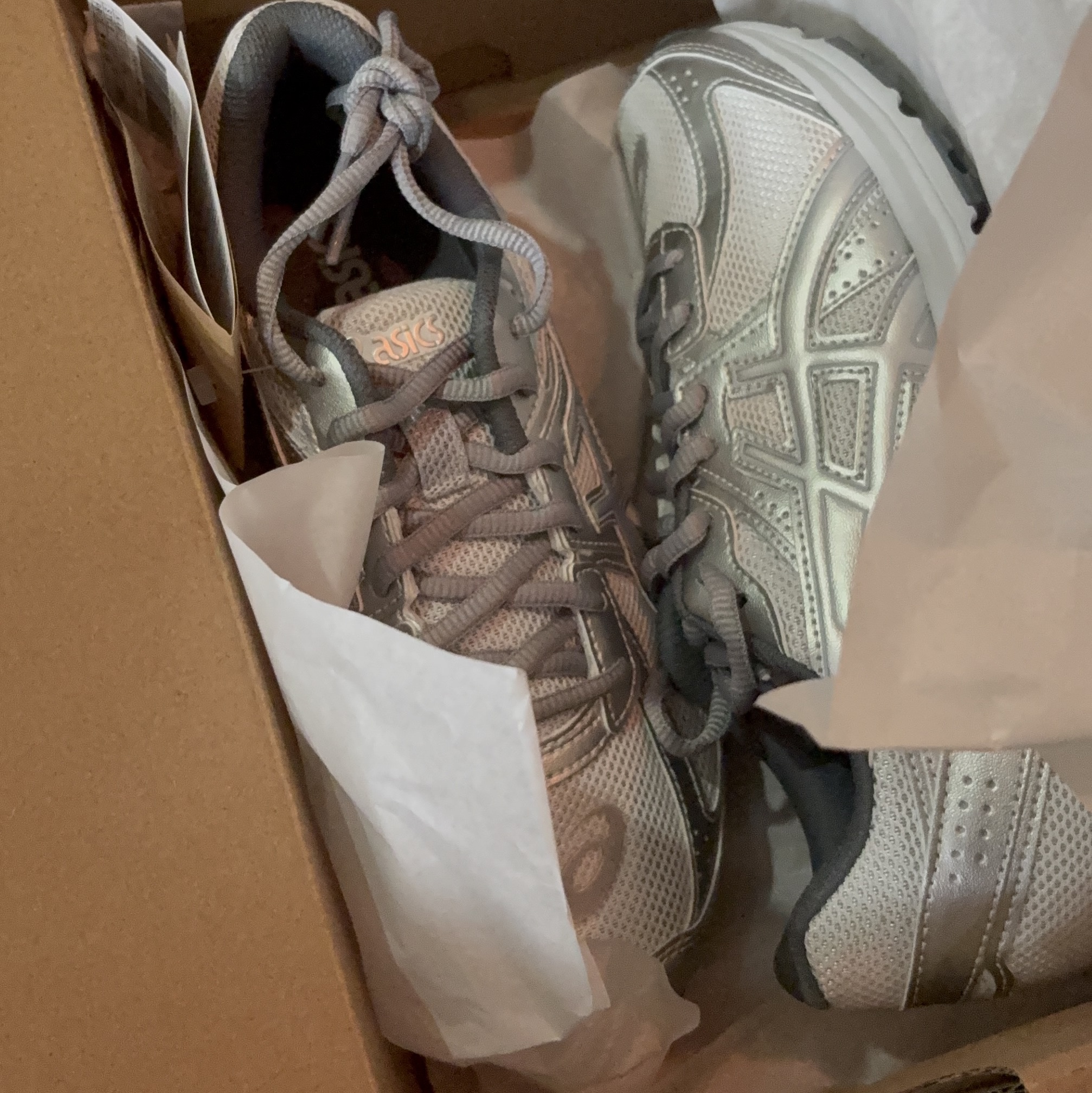 Asics Jog 100 S SMU Glacier Grey Pure Silver - 2E Wide 착용 스타일