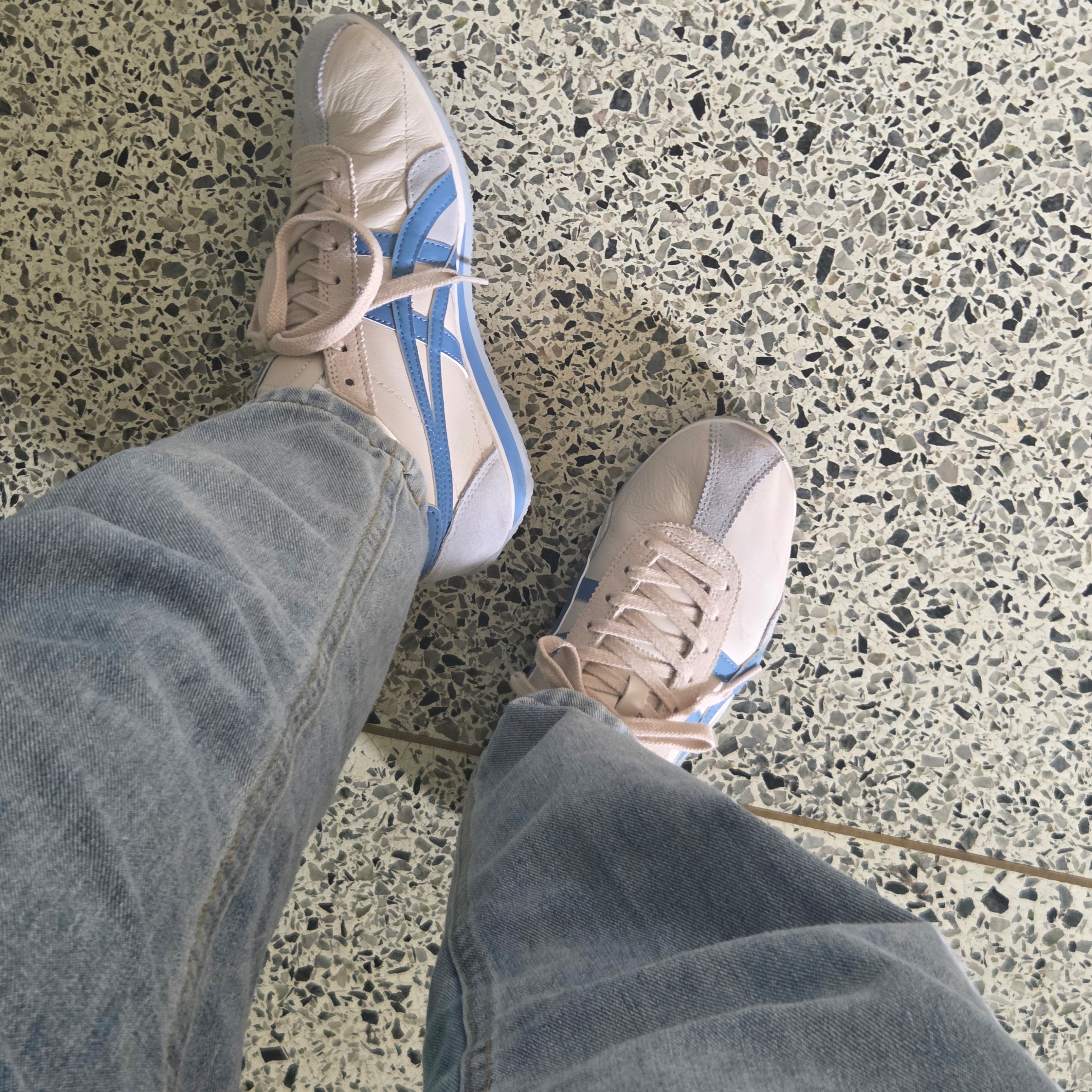 Onitsuka Tiger Runspark Cream Light Blue 착용 스타일 - 1