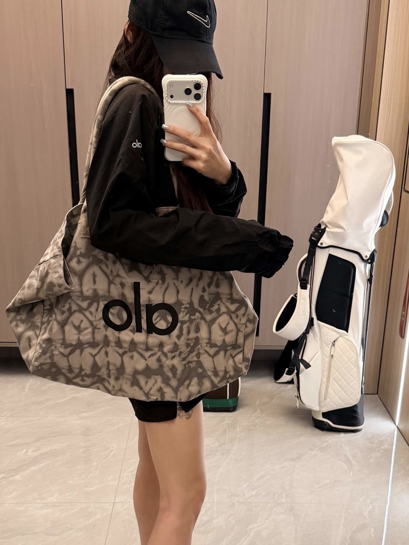 Alo Yoga Iconic Shopper Tote Bag Grey Tiedye 착용 스타일