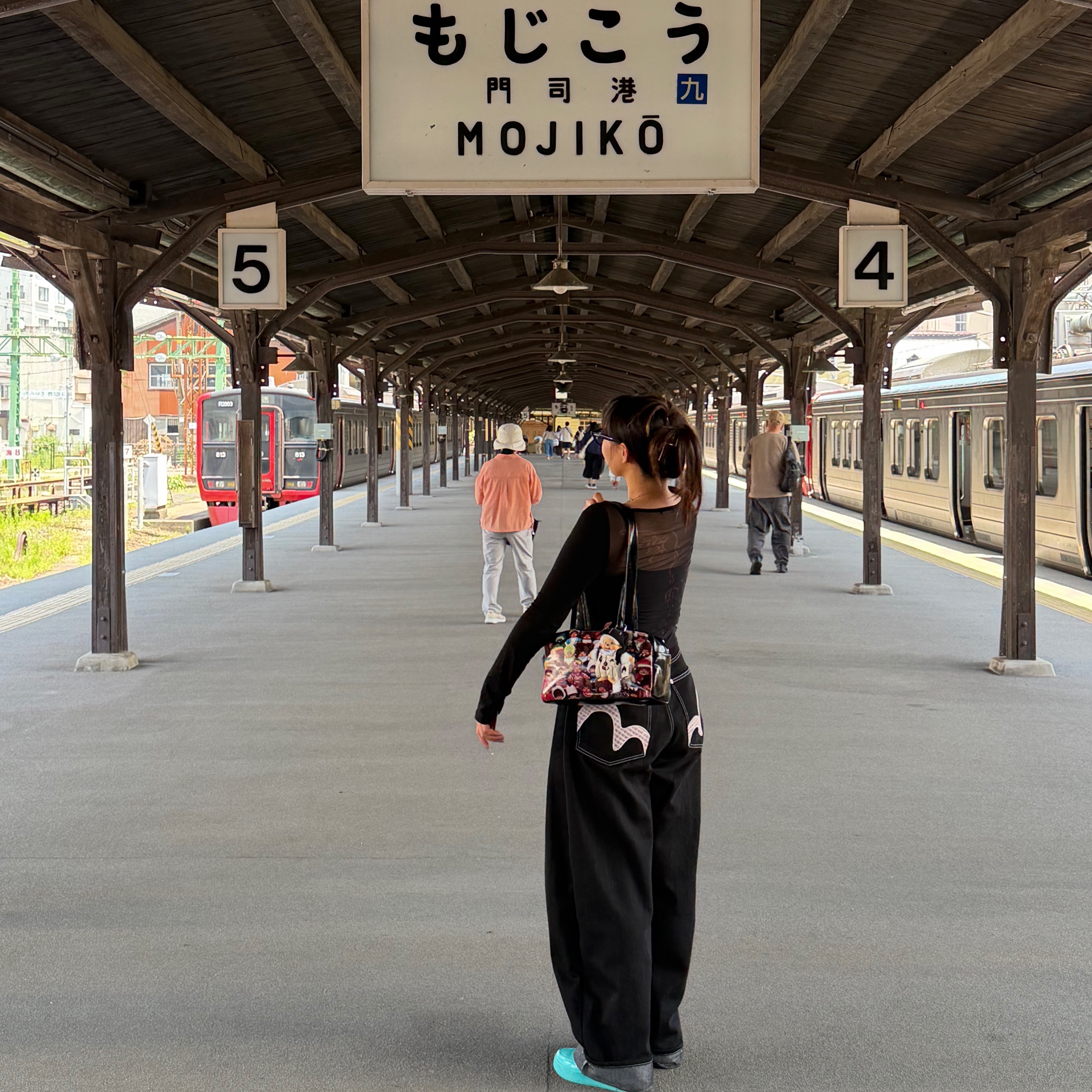 JOSEPH&STACEY JAS Box Bag Team Monchhichi Black, BAPE Sta #1 Blue 착용 스타일
