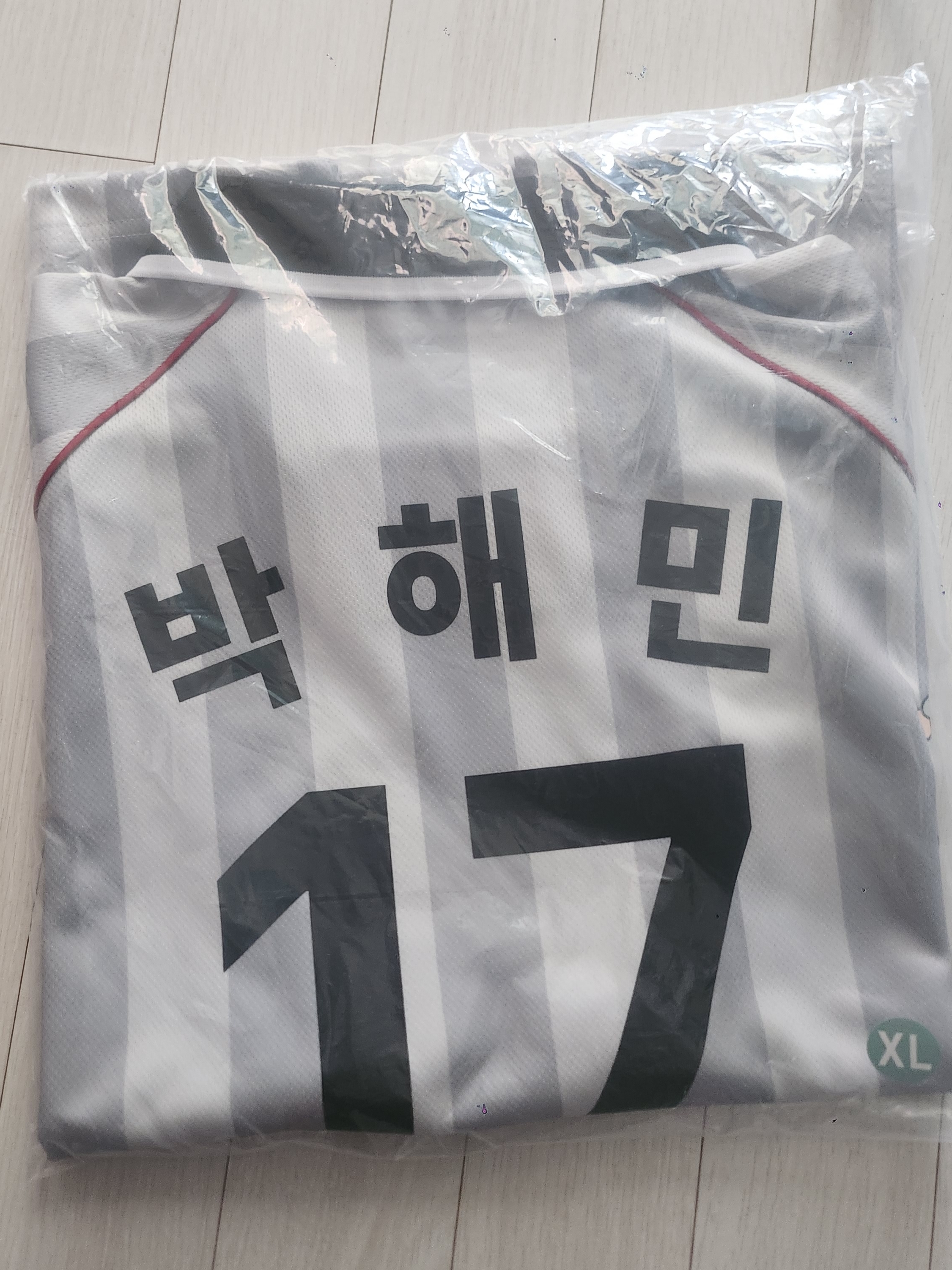 BDNS x LG TWINS Stripe S/S Jersey Silver (Non Marking Ver.) 착용 스타일 - 2