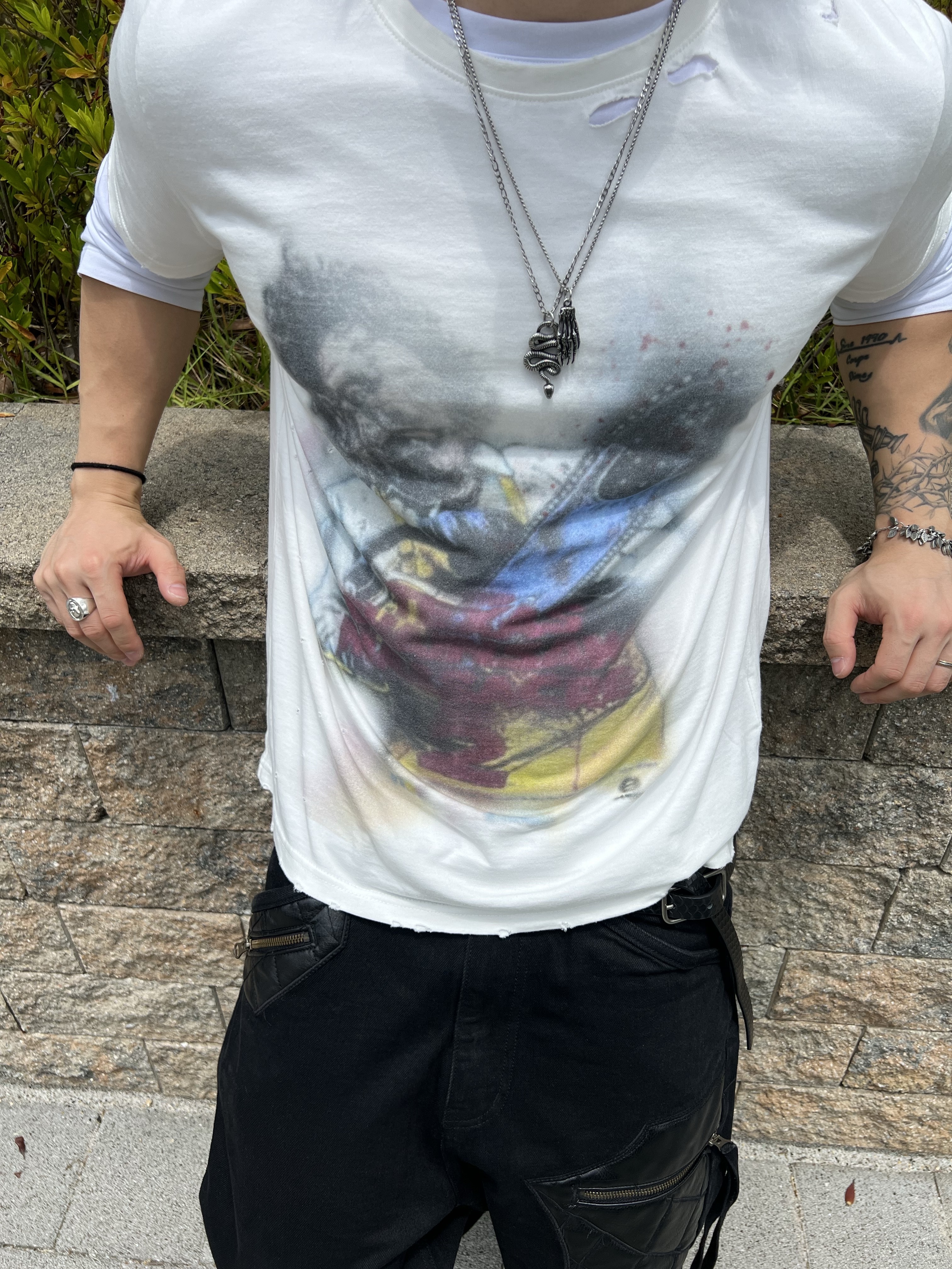 Sundayoffclub Texas Chainsaw Massacre Vintage Thrashed Short Sleeve Off White, emostanceclub Leather Patch Flared Jeans V3 Black 착용 스타일 - 7