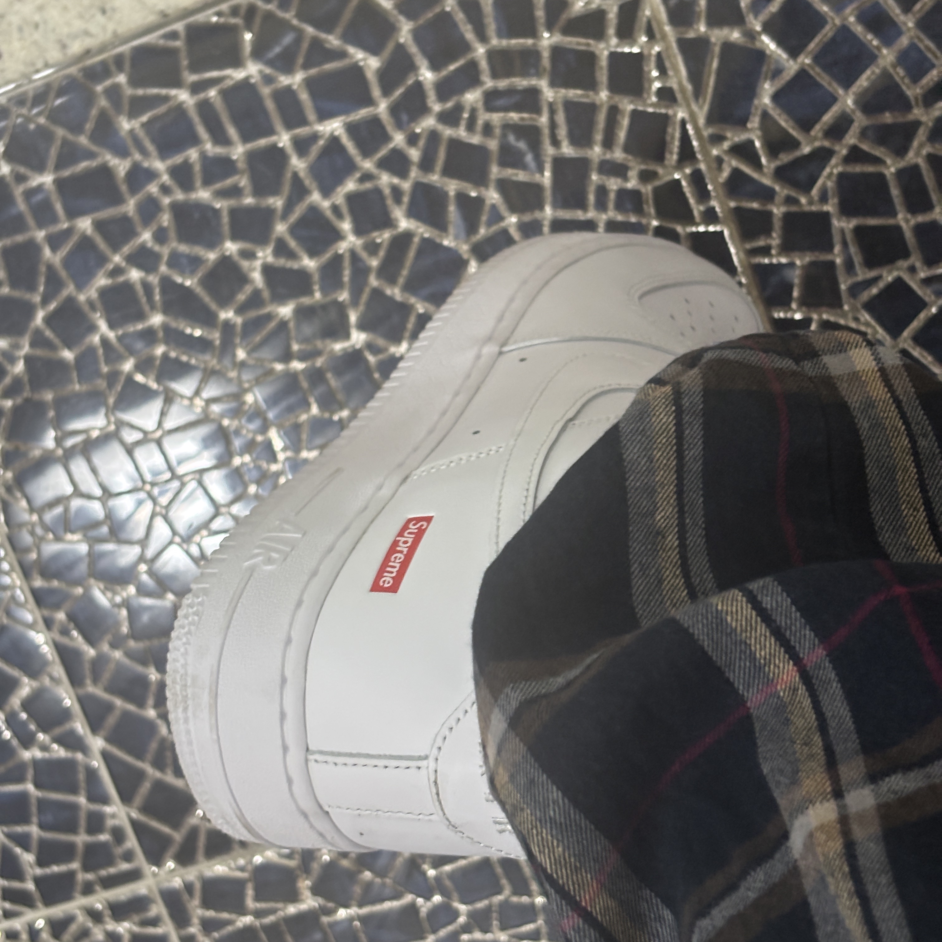 Nike x Supreme Air Force 1 Low White 착용 스타일 - 1