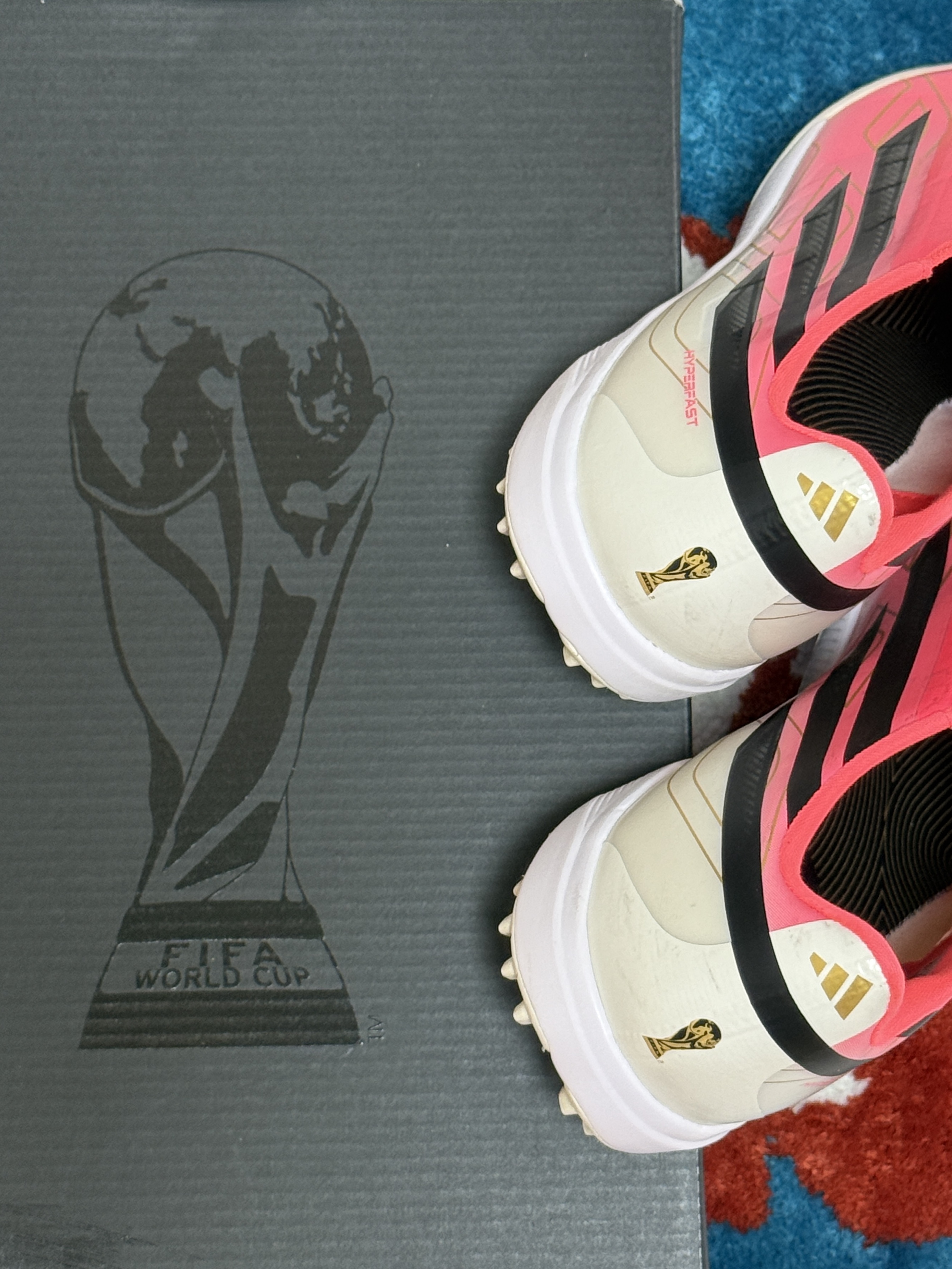Adidas F50 Hyperfast League Laceless TF Solar Turbo Core Black, Adidas Predator Goalkeeper Gloves Match White Lucid Red 착용 스타일 - 4