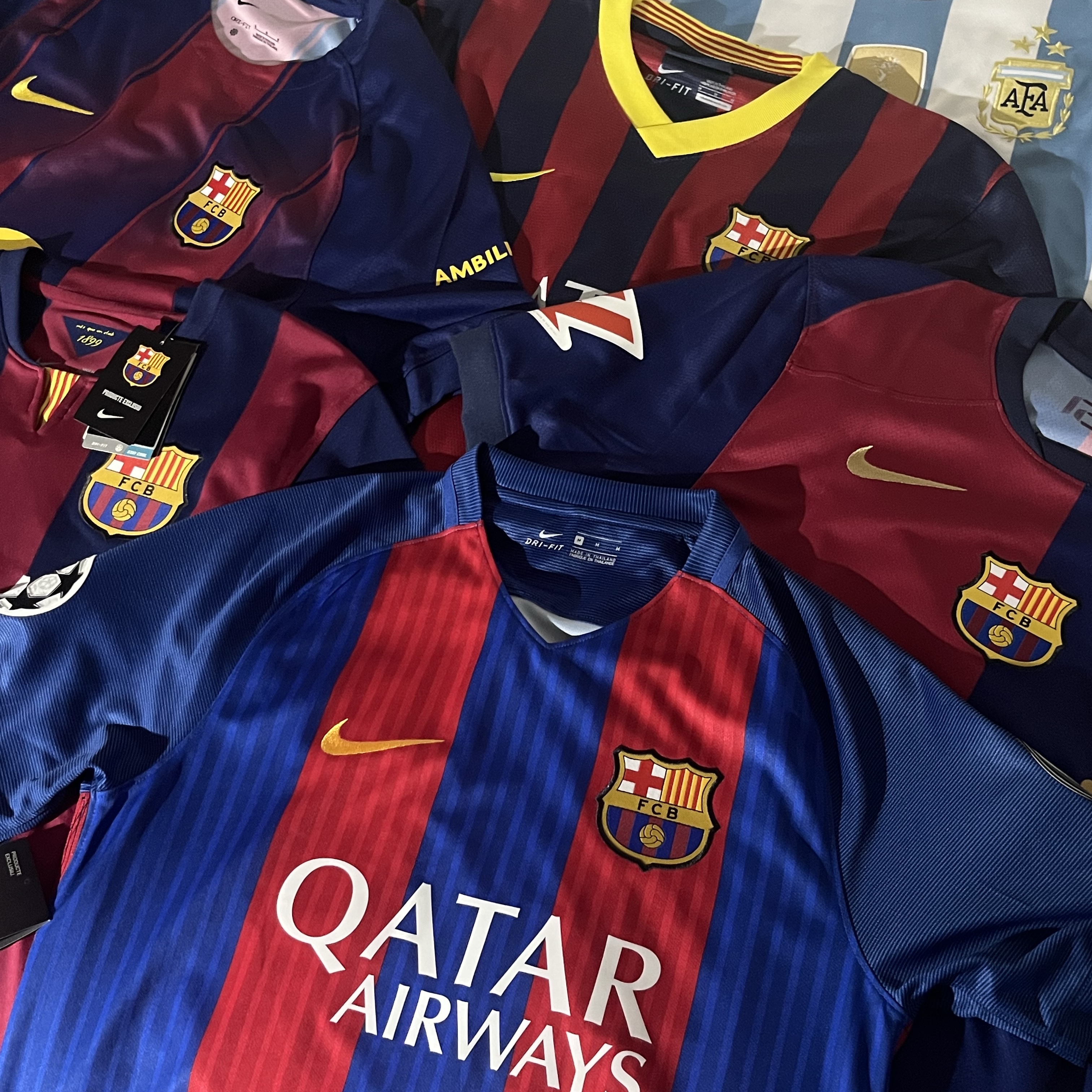 Adidas Argentina Home Jersey 2022 Winners 3-Star White Light Blue - US Sizing (Non Marking Ver.), Nike FC Barcelona 2024/25 Dri-Fit Stadium Home Jersey Deep Royal Blue Noble Red (Non Marking Ver.) 착용 스타일