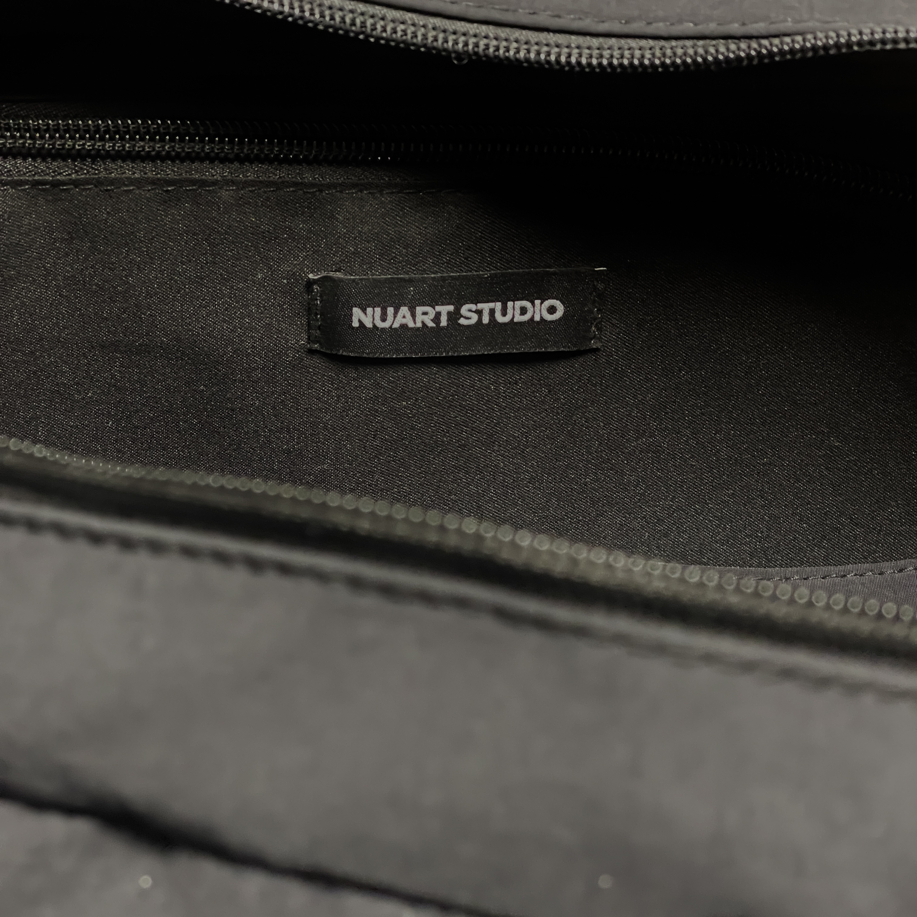 NUARTSTUDIO Shelly Nylon Backpack Black 착용 스타일 - 2