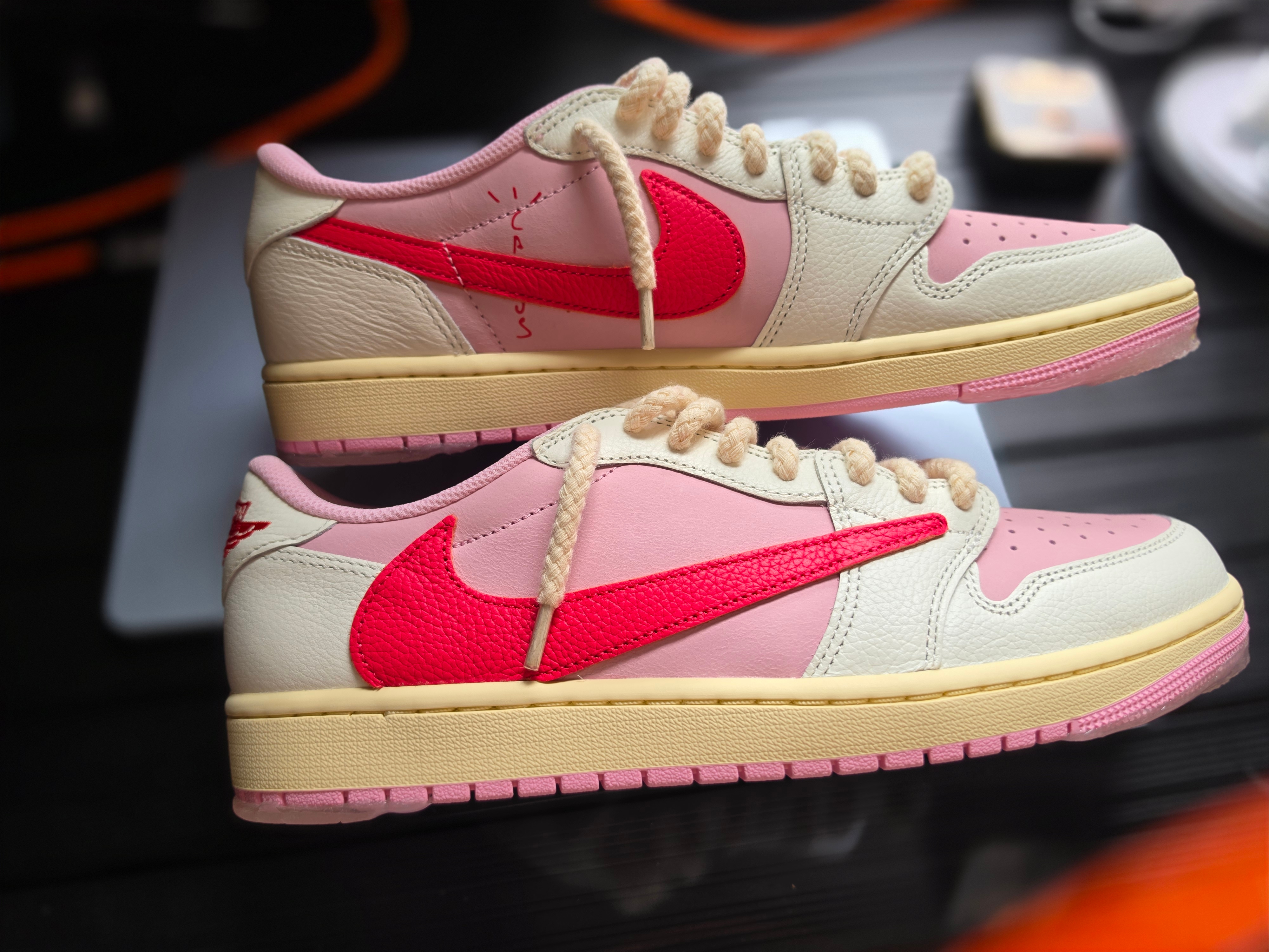 Jordan 1 x Travis Scott Retro Low OG SP Sail Tropical Pink 착용 스타일 - 4