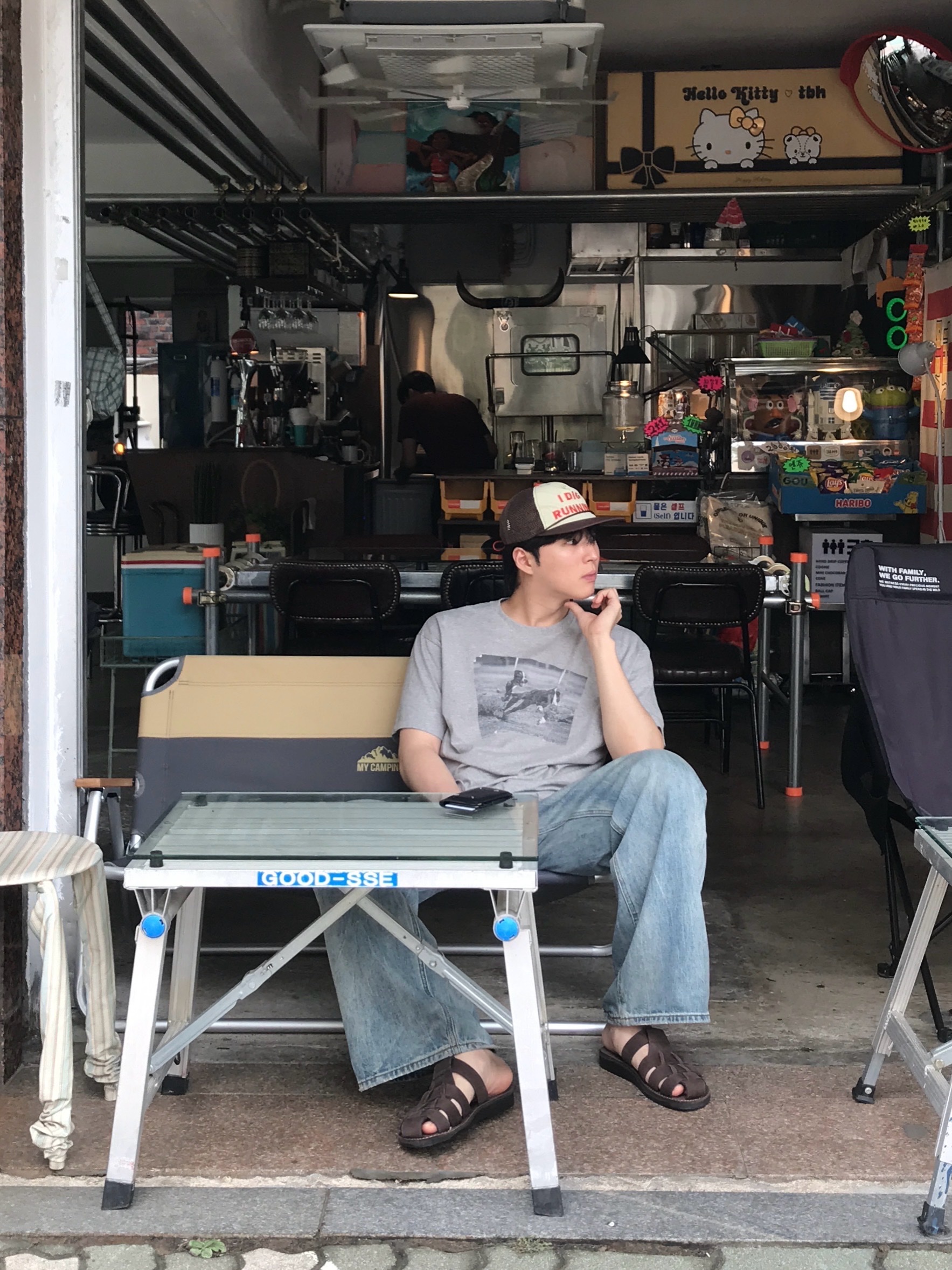 Alex Zono I Dig Running Trucker Hat OG Brown 착용 스타일 - 3