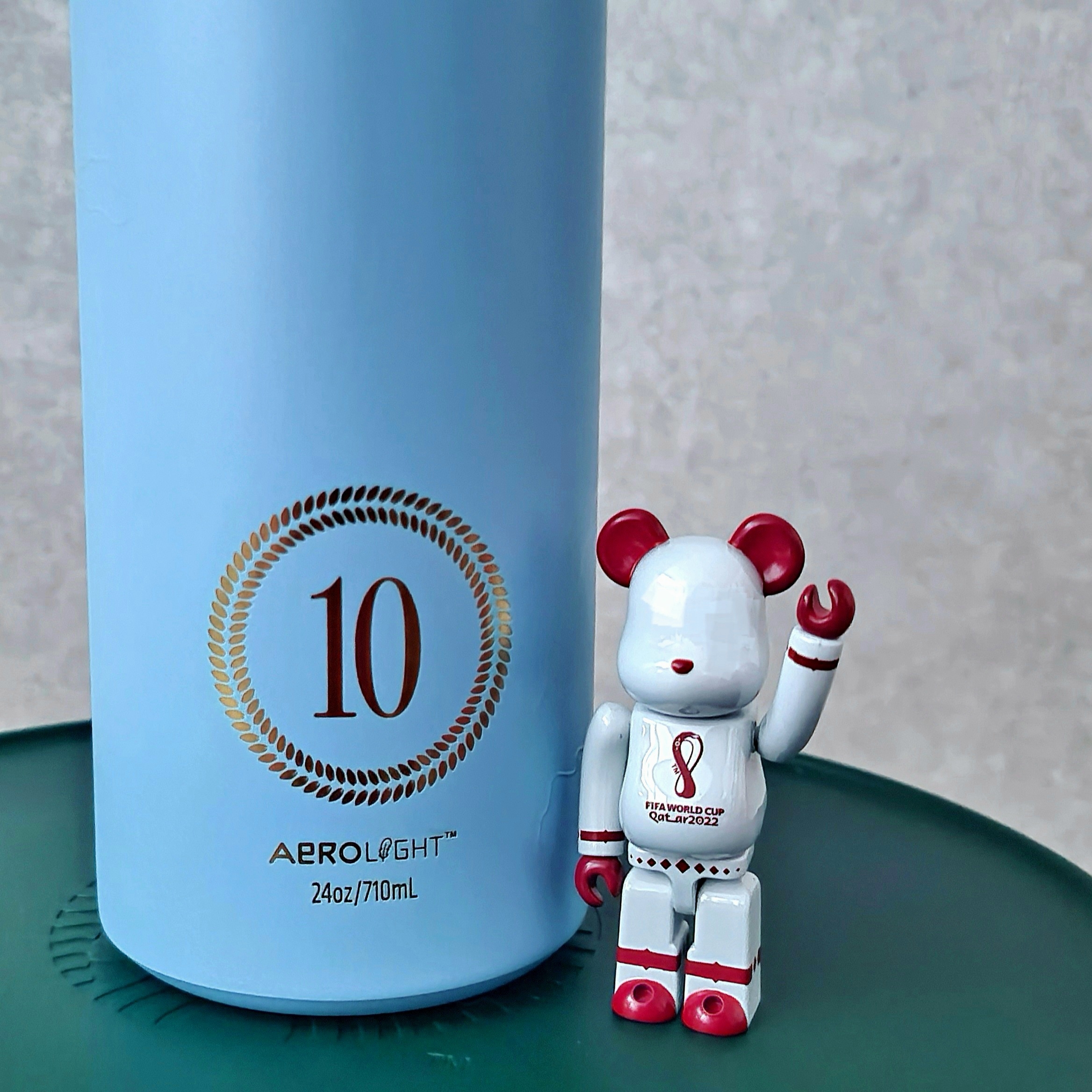 Bearbrick FIFA World Cup Qatar 2022 White Chrome Ver. 100% & 400% Set, Stanley x Messi 1913 IceFlow Aerolight Flip Straw 2.0 Bottle 710ml Messi Striker Blue 착용 스타일