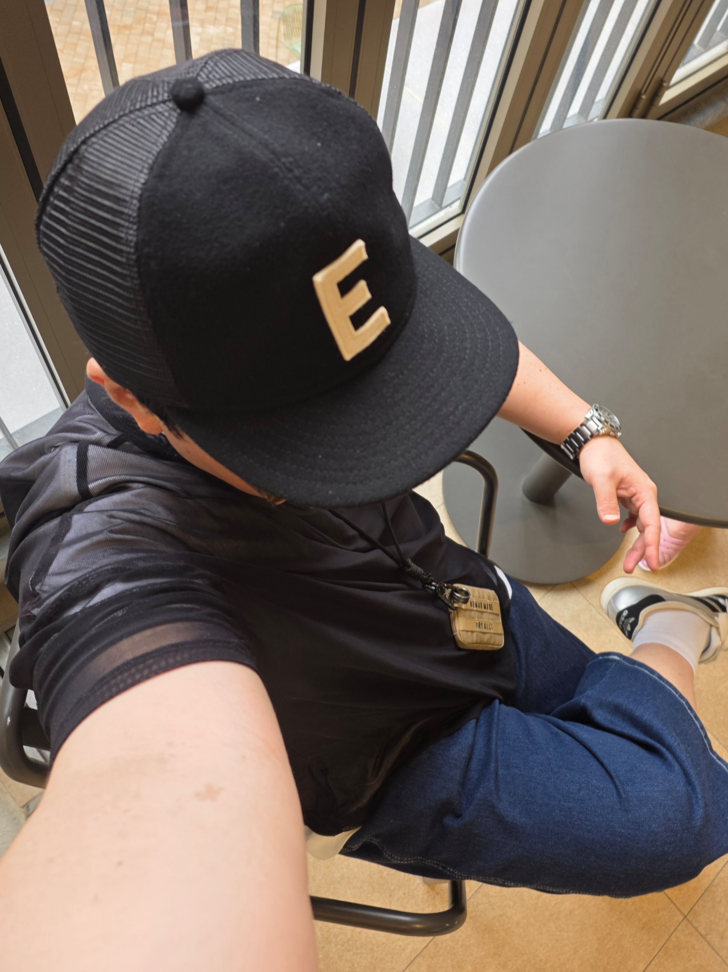Essentials x New Era E Trucker Cap Black, Kith x Peanuts Doghouse Classic Logo T-Shirt White 착용 스타일 - 2