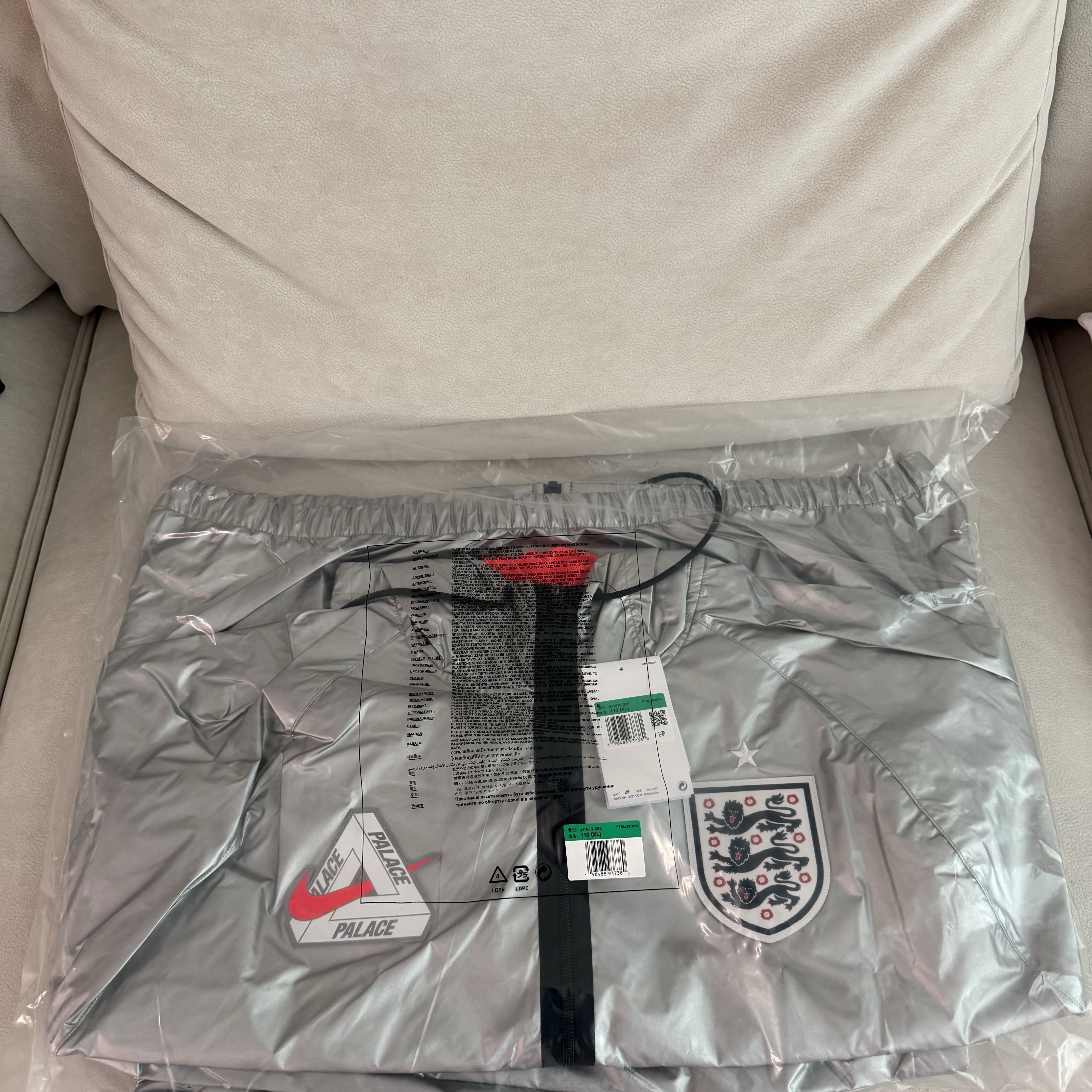 Palace x Nike England Dri-Fit Academy Anthem Jacket Pewter Grey Bright Crimson, Stone Island 99576 Nylon Metal 6-Panel Cap Aqua - 22FW 착용 스타일 - 4