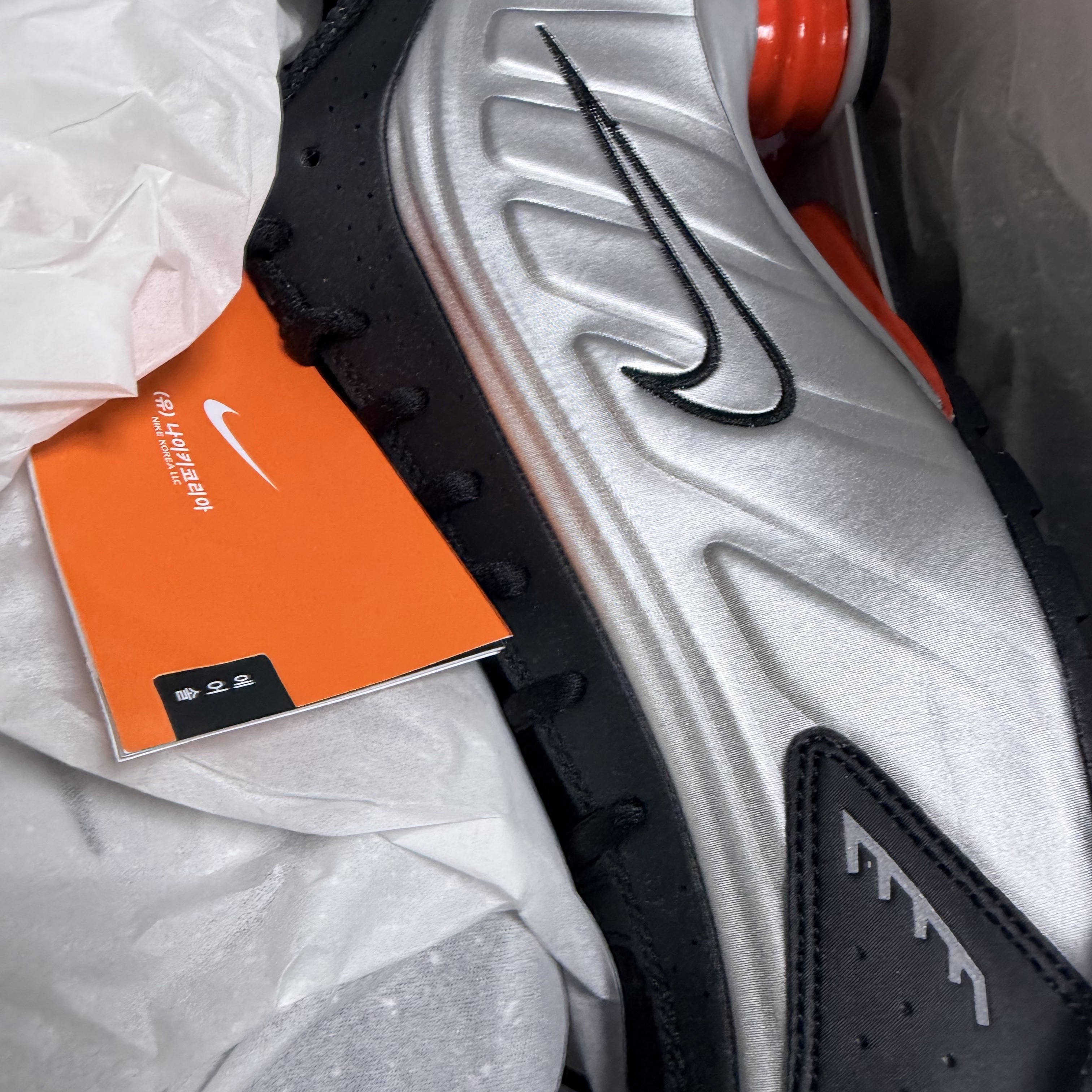 Nike Shox R4 Metallic Silver Red 착용 스타일