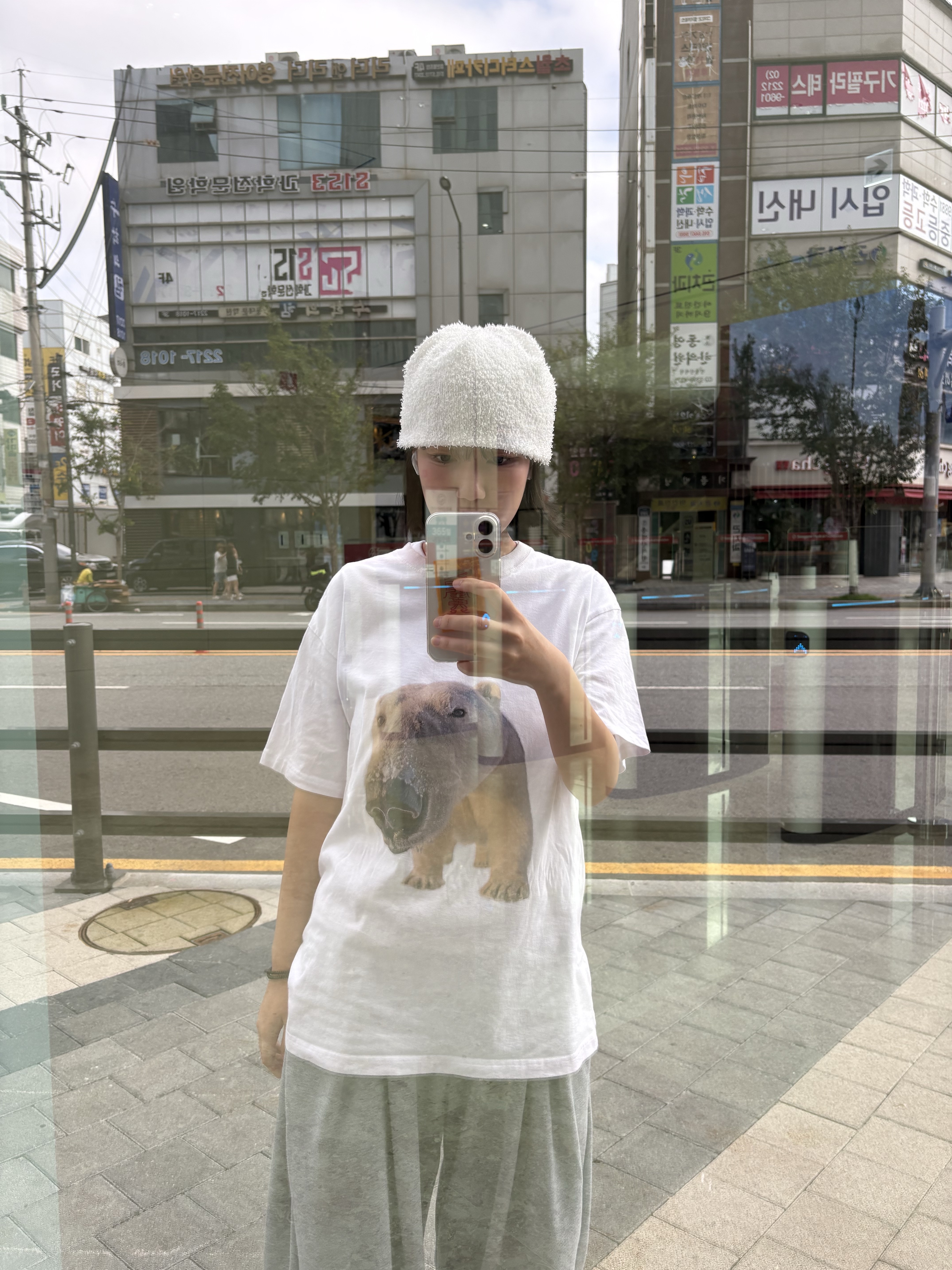 Suade Huh Tee White 착용 스타일 - 1