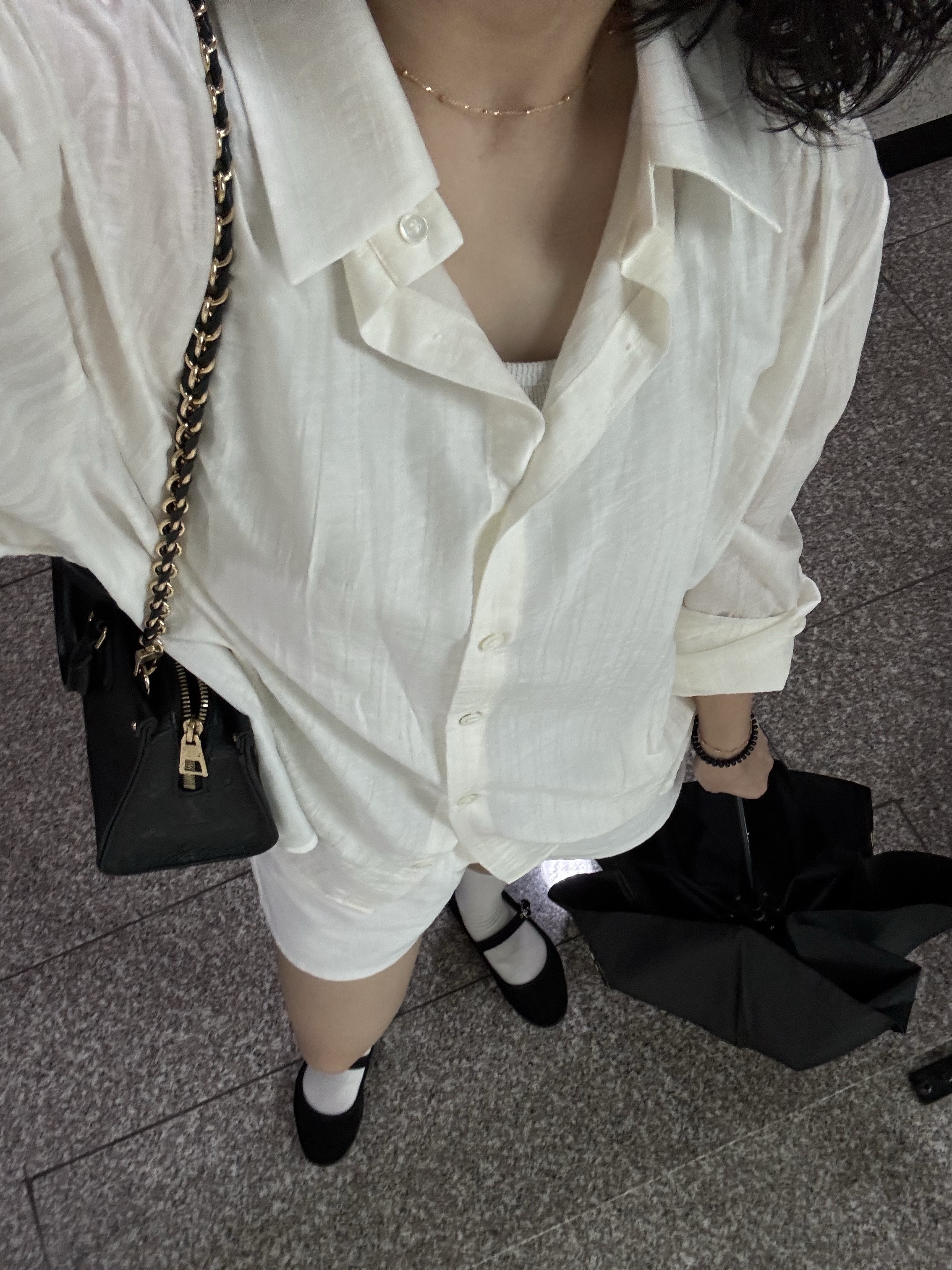 Louis Vuitton Onthego East West Monogram Empreinte Black, Louis Vuitton OnTheGo East West Empreinte M23640 착용 스타일 - 3