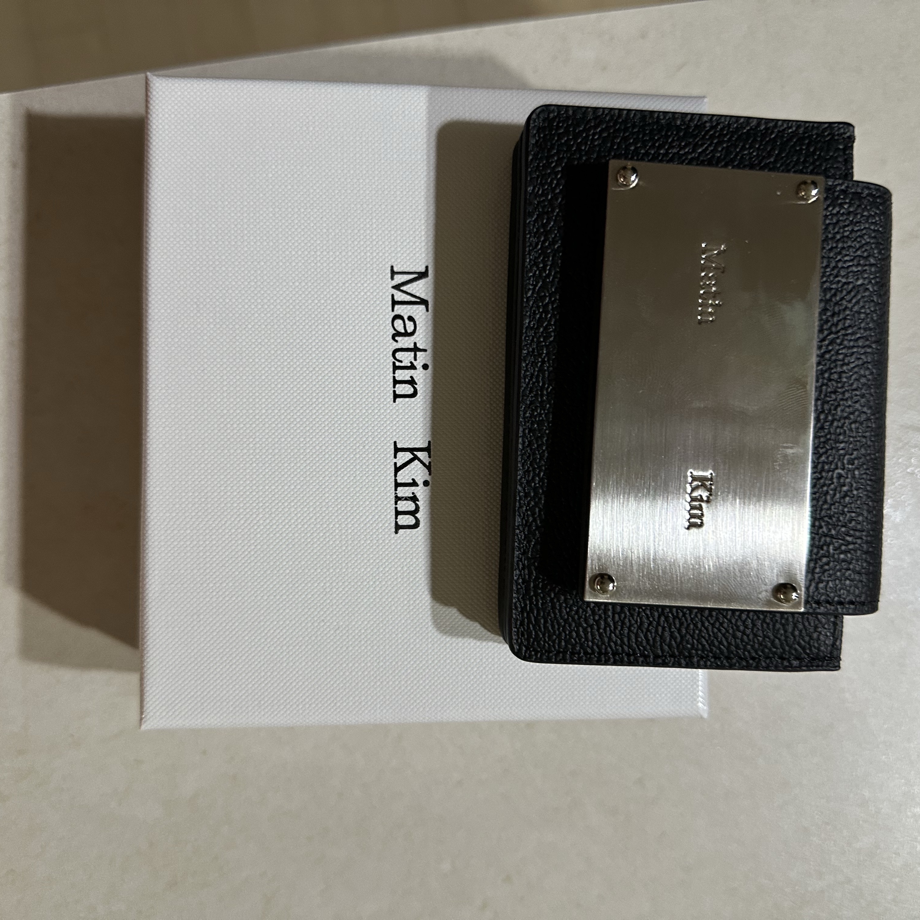 Matin Kim Accordion Wallet Black 착용 스타일