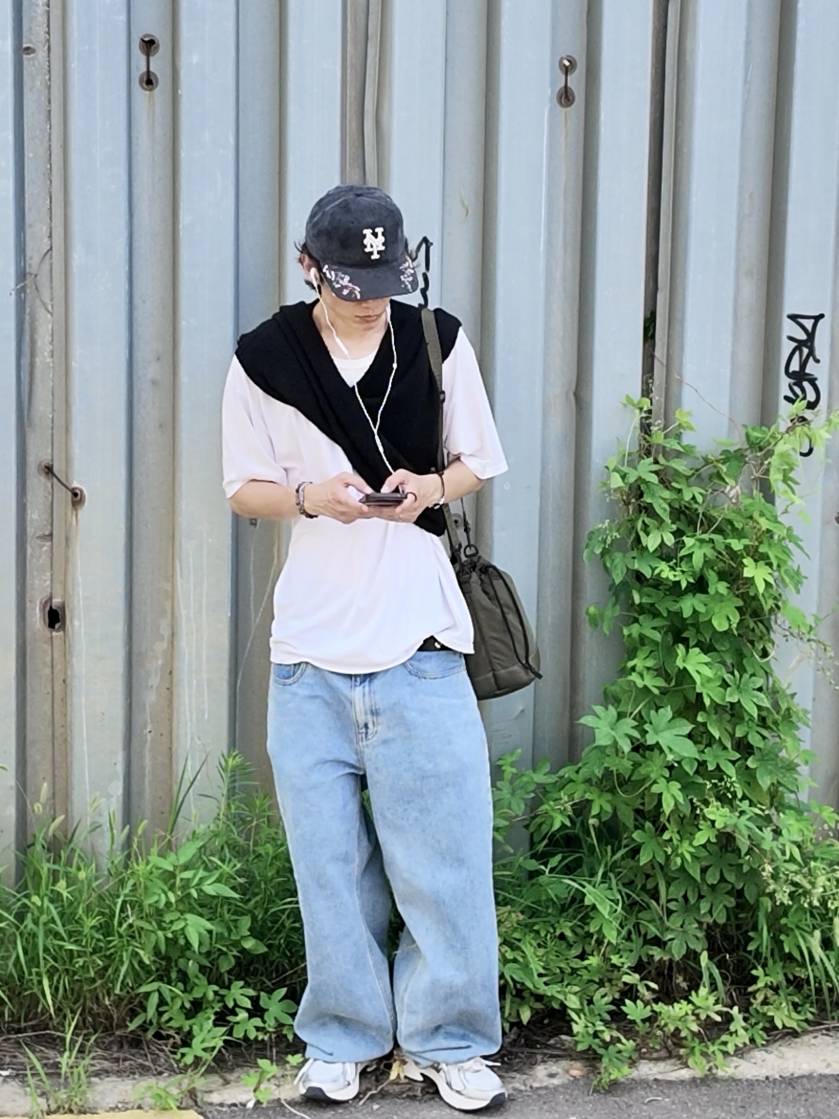 Gentle Monster x Maison Margiela MM217 Silver Clear, GU x Undercover Shoulder Bag Olive 착용 스타일 - 2