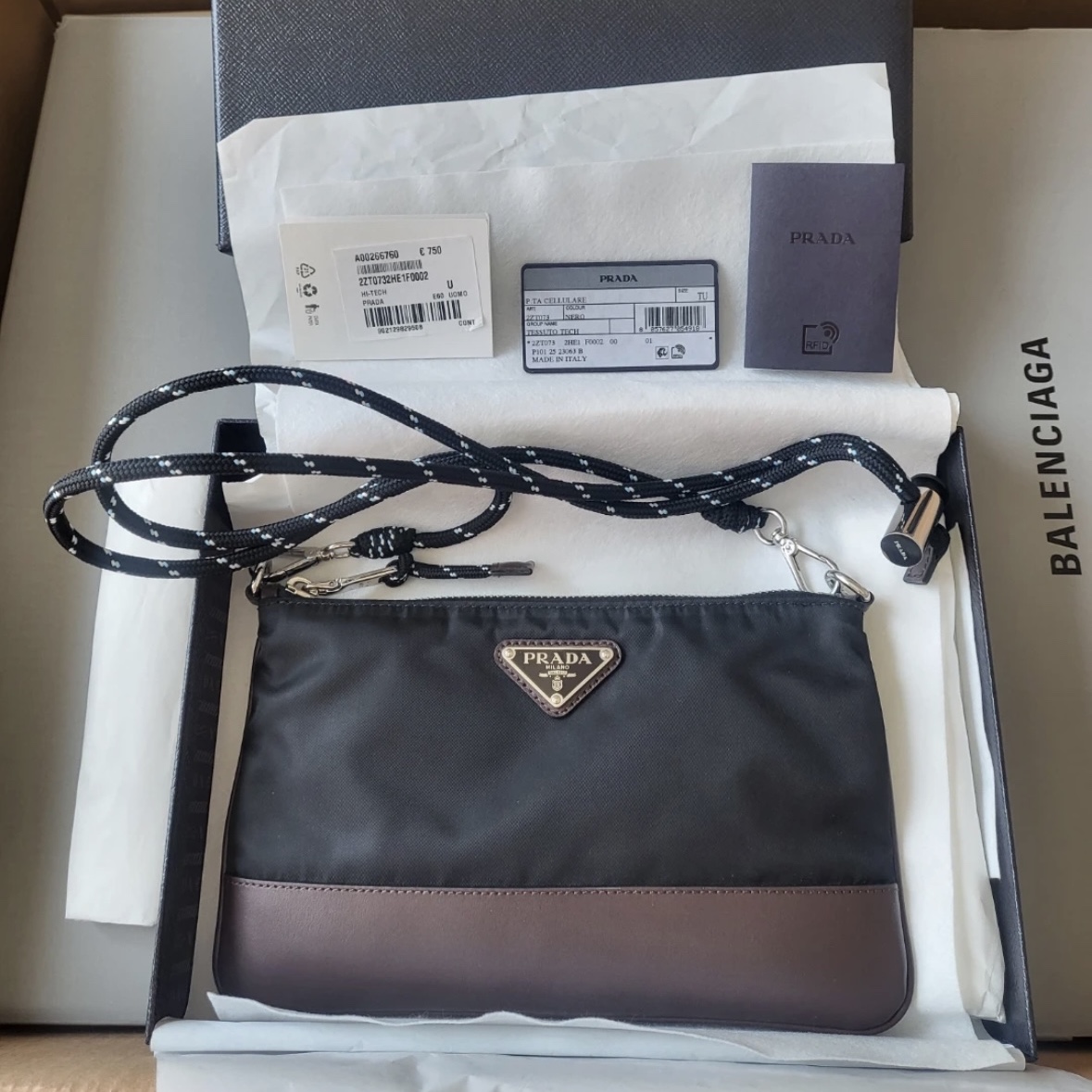Prada Re-Nylon Smartphone Case Black 착용 스타일
