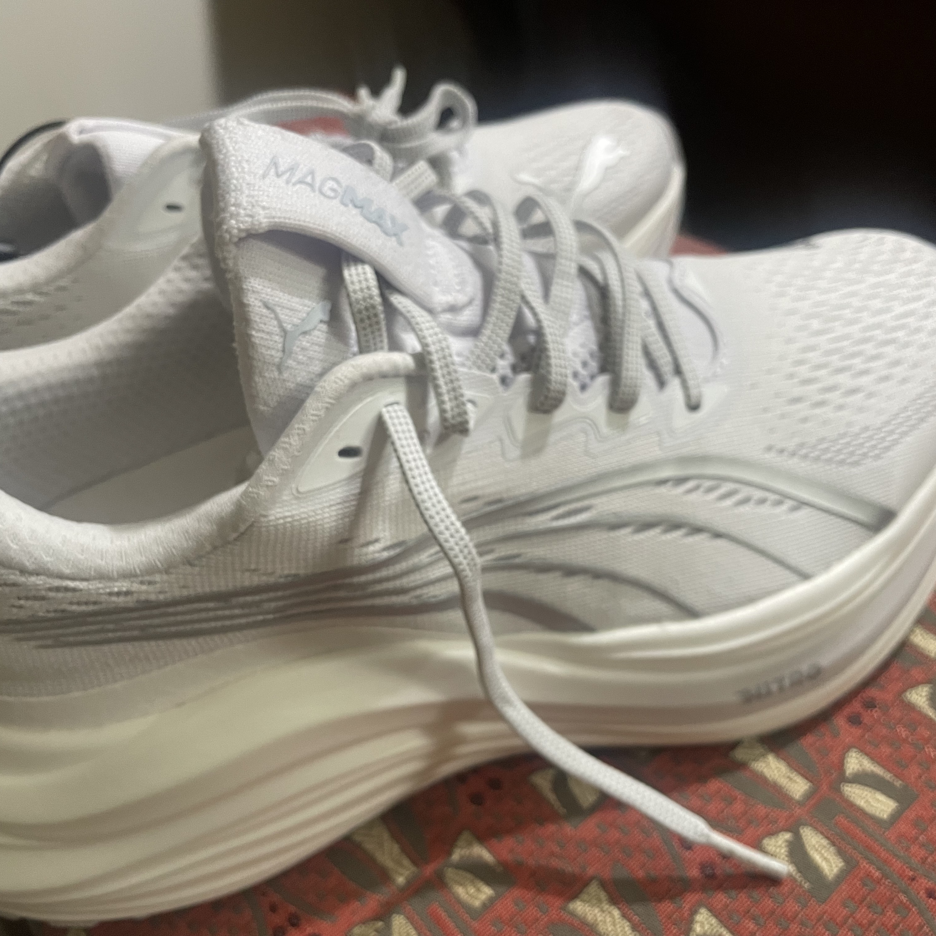 Puma Magmax Nitro White Silver 착용 스타일