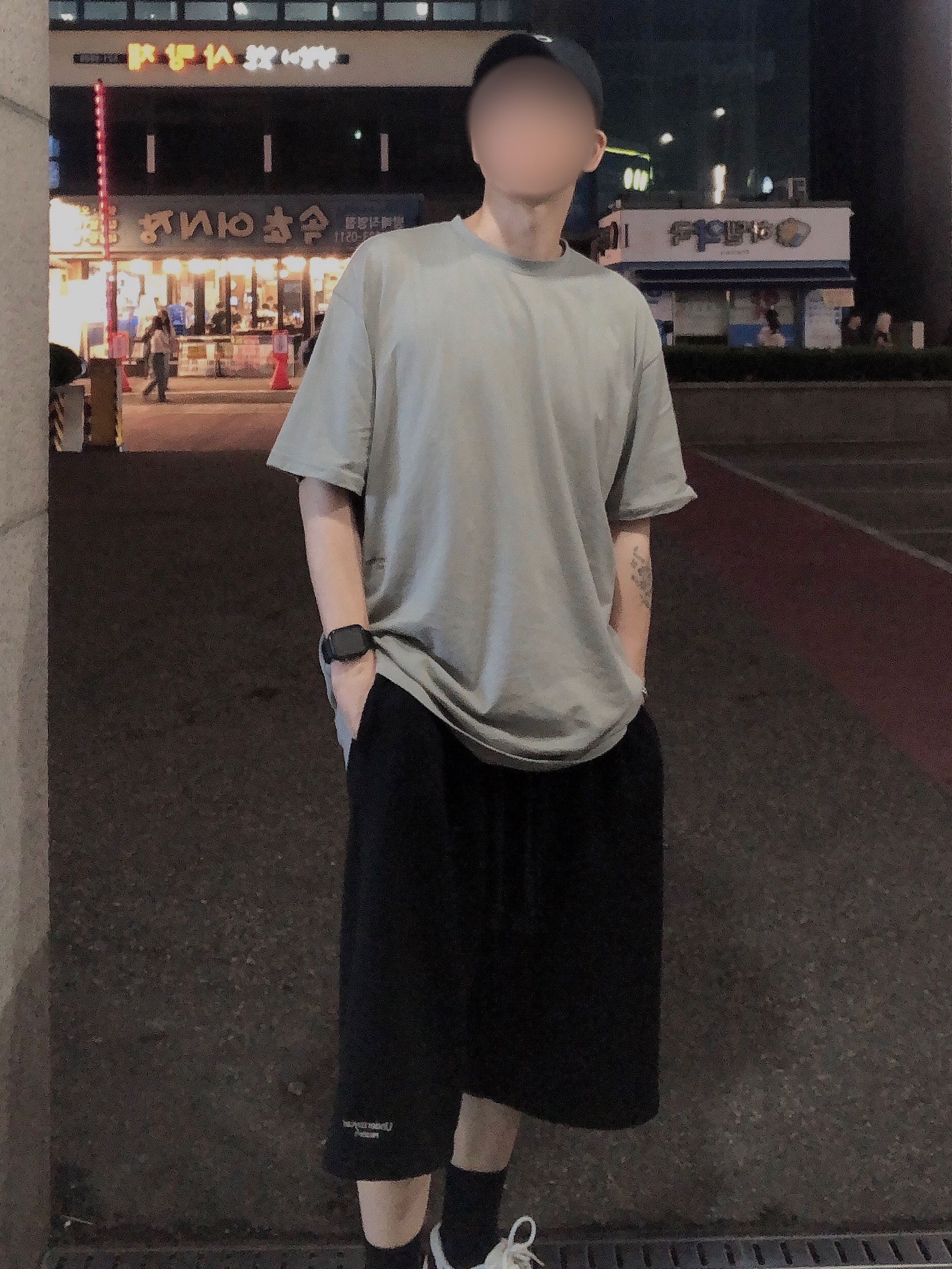 Undermycar Mu.13 Anti Fxxking Logo Play Regular Fit T-shirts Sand, Undermycar Mu.16 Anti Fxxking Logo Play Oversized One Tuck Sweat Shorts Black 착용 스타일 - 2