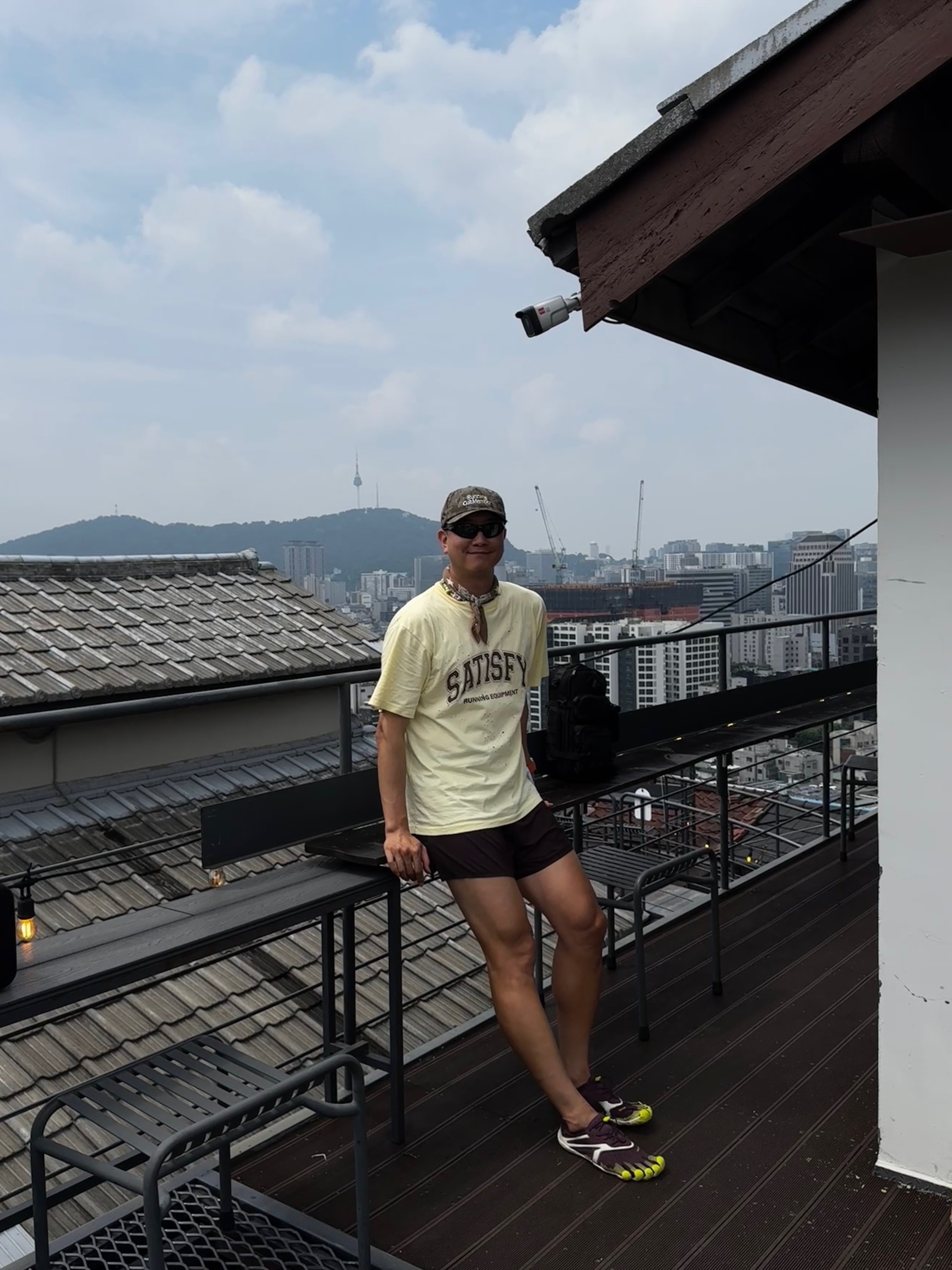 Nike ACG Radical Airflow Dri-Fit Short Sleeve Running Top White Anthracite - Asia, Satisfy Techsilk 8 Inch Shorts Brown 착용 스타일 - 4