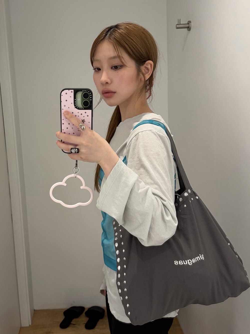 Gimaguas Stud Tote Bag Grey 착용 스타일 - 1