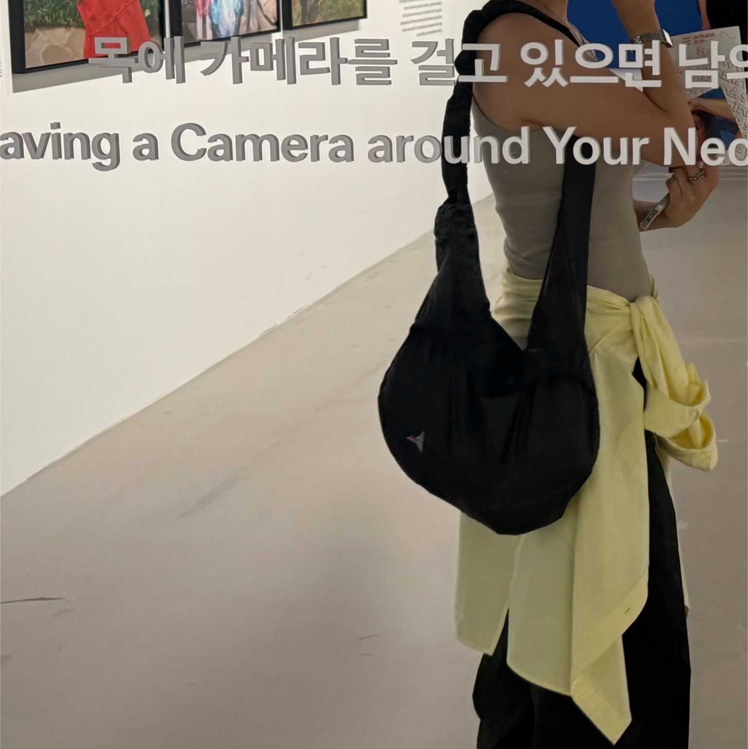 ROA Laki Packable Knot Bag Black, Uniqlo x JW Anderson Oxford Oversized Shirt Yellow 착용 스타일