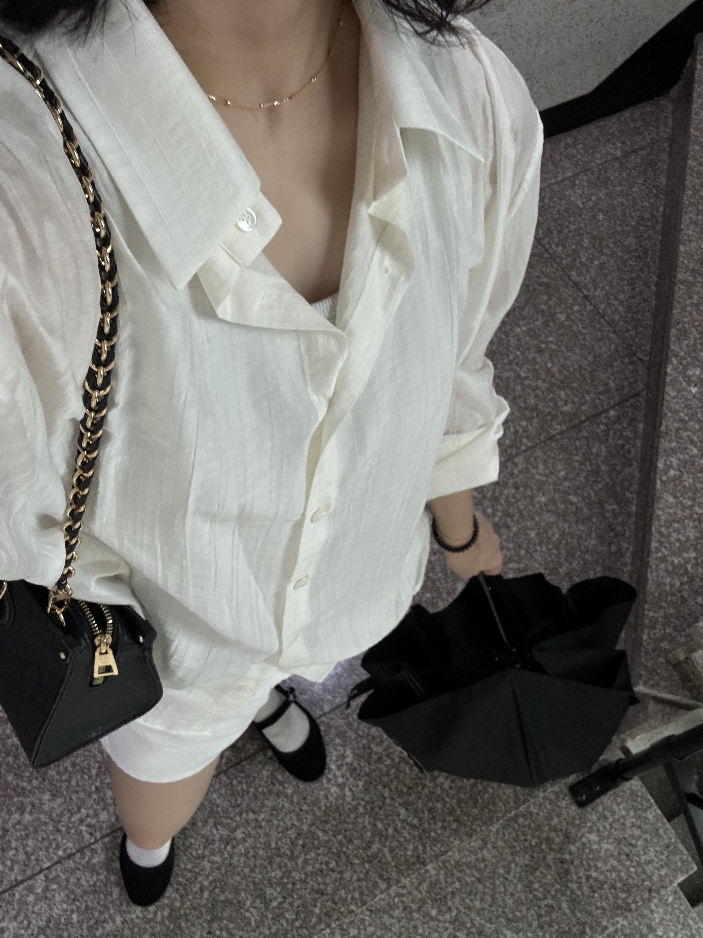 Louis Vuitton Onthego East West Monogram Empreinte Black, Louis Vuitton OnTheGo East West Empreinte M23640 착용 스타일 - 2
