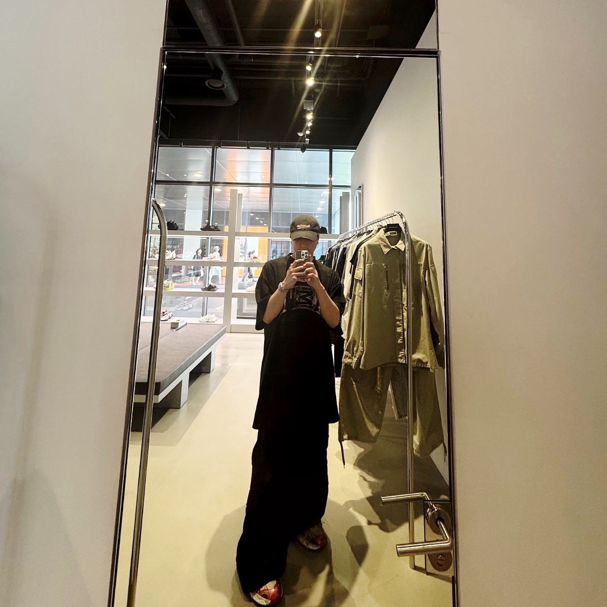 Balenciaga 3XL Sneakers White Red, Balenciaga Flared Cargo Pants Black 착용 스타일