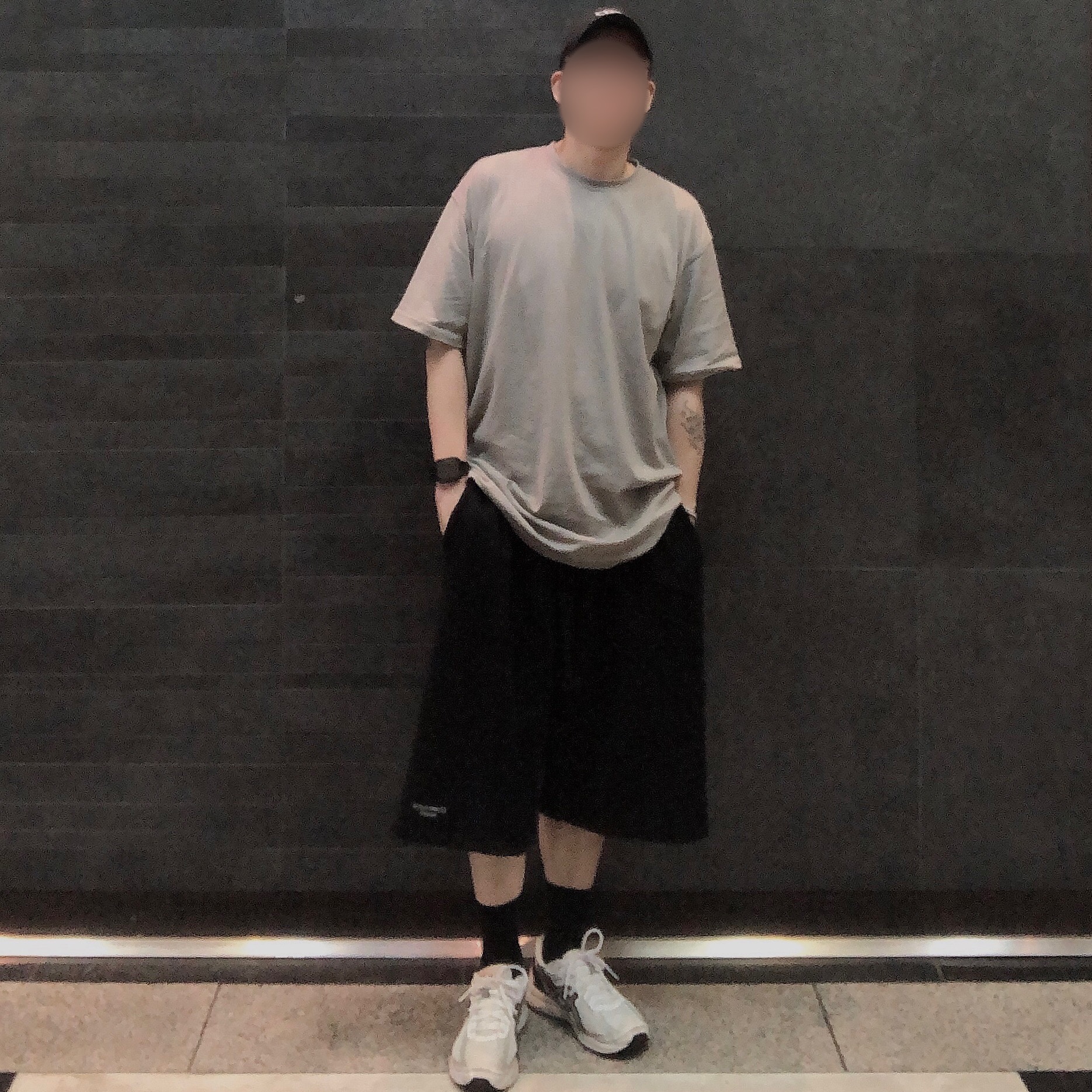 Undermycar Mu.13 Anti Fxxking Logo Play Regular Fit T-shirts Sand, Undermycar Mu.16 Anti Fxxking Logo Play Oversized One Tuck Sweat Shorts Black 착용 스타일