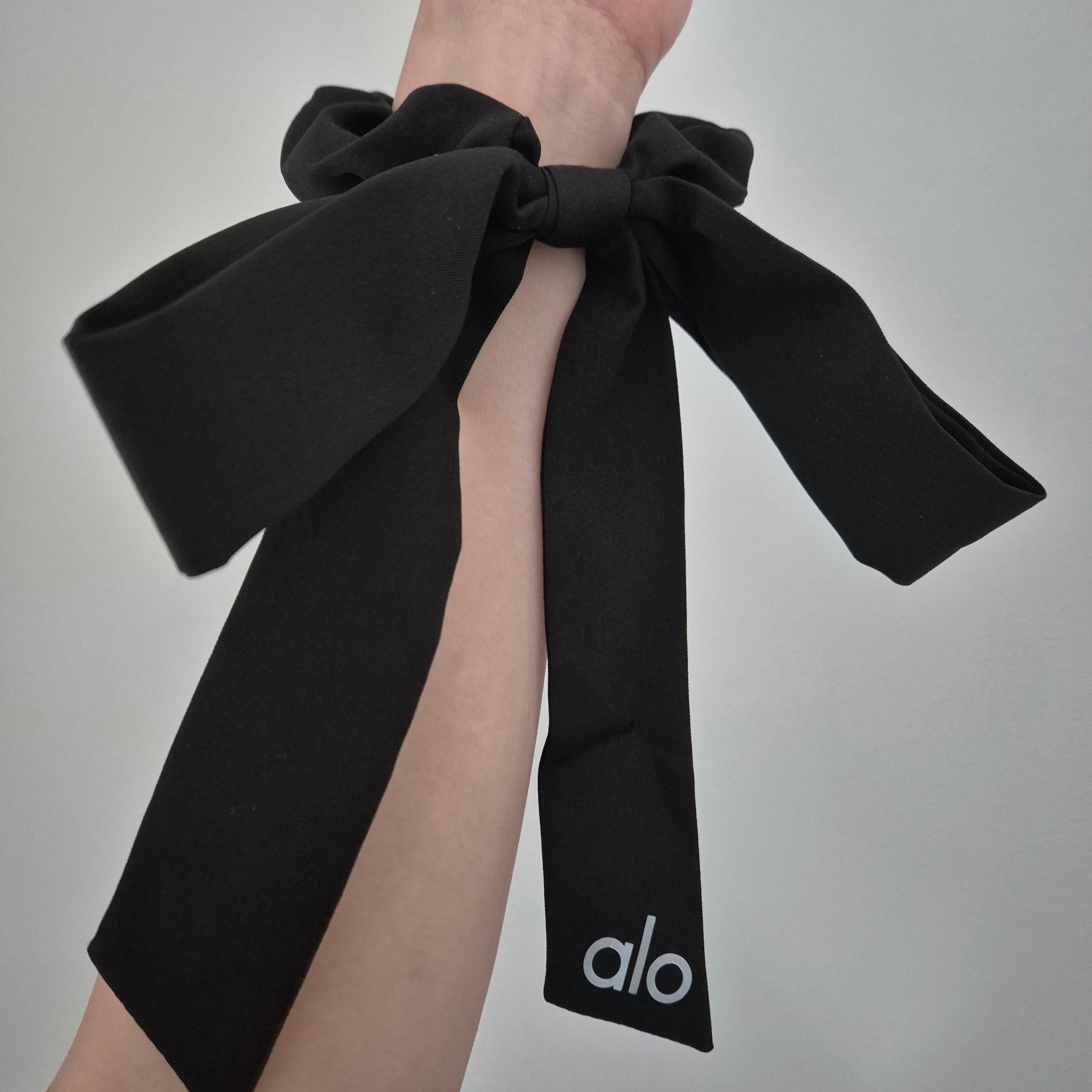 (W) Alo Yoga Love Knots Tie Scrunchie Black 착용 스타일