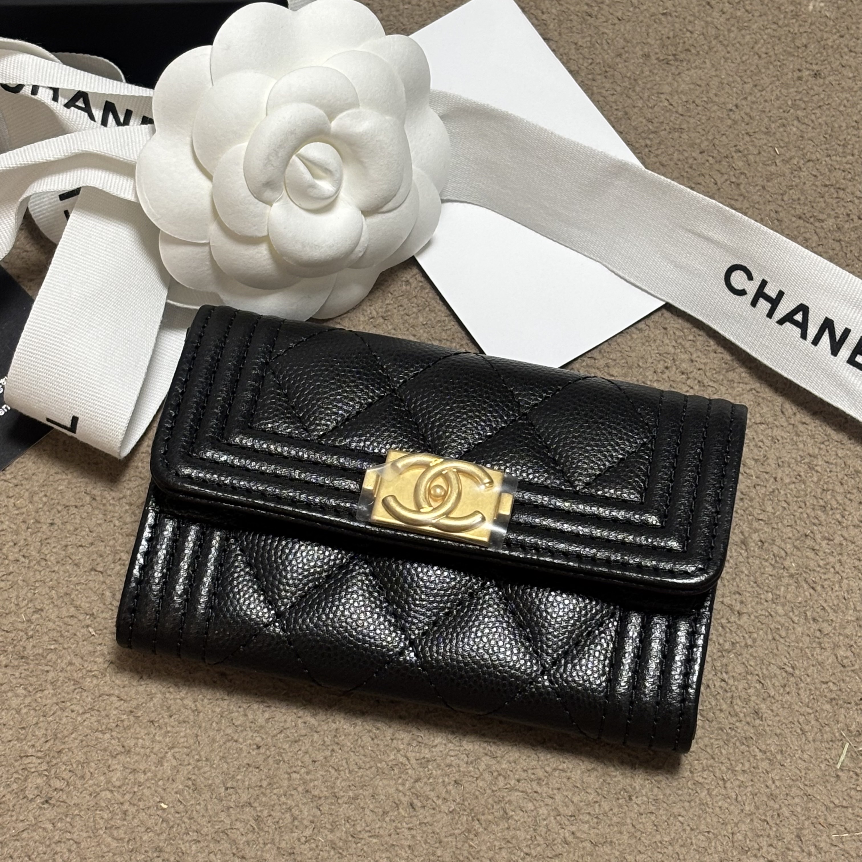 Chanel Boy Chanel Flap Card Holder Grained Calfskin & Gold Black 착용 스타일