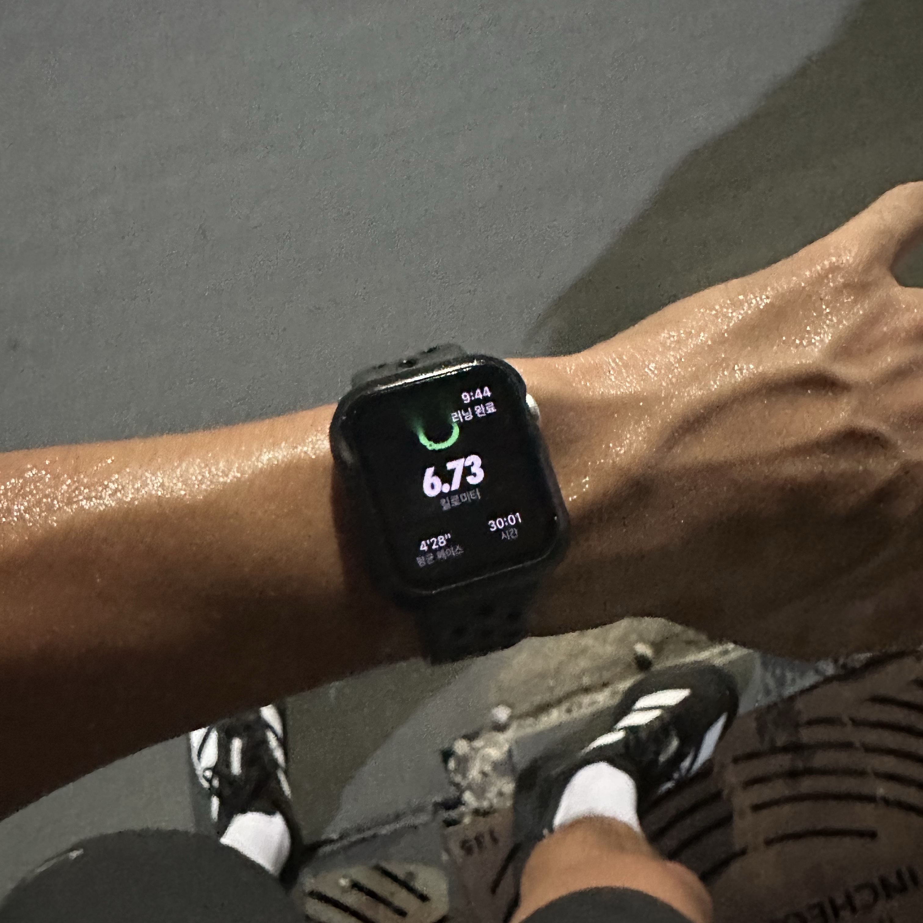 Apple Watch SE 2024 40mm GPS Silver Aluminium Case with Sport Band S/M Denim (Korean Ver.) 착용 스타일