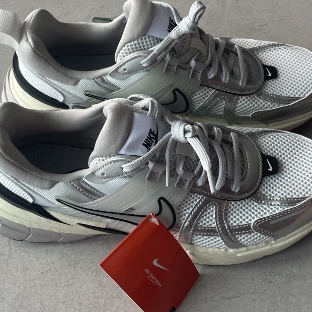 Nike V2K Run Summit White Metallic Silver 착용 스타일