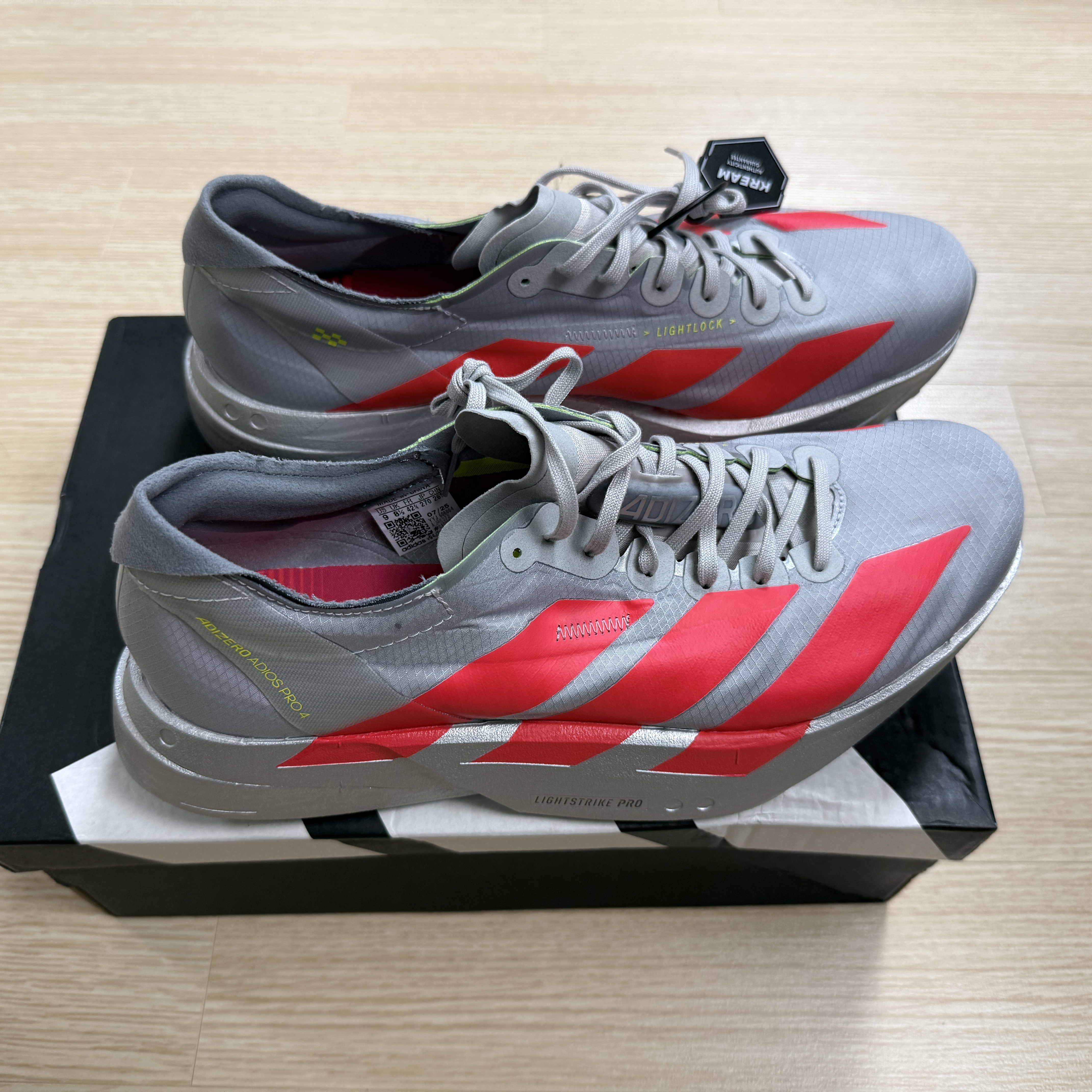 Adidas Adizero Adios Pro 4 Silver Metallic Lucid Red 착용 스타일 - 3