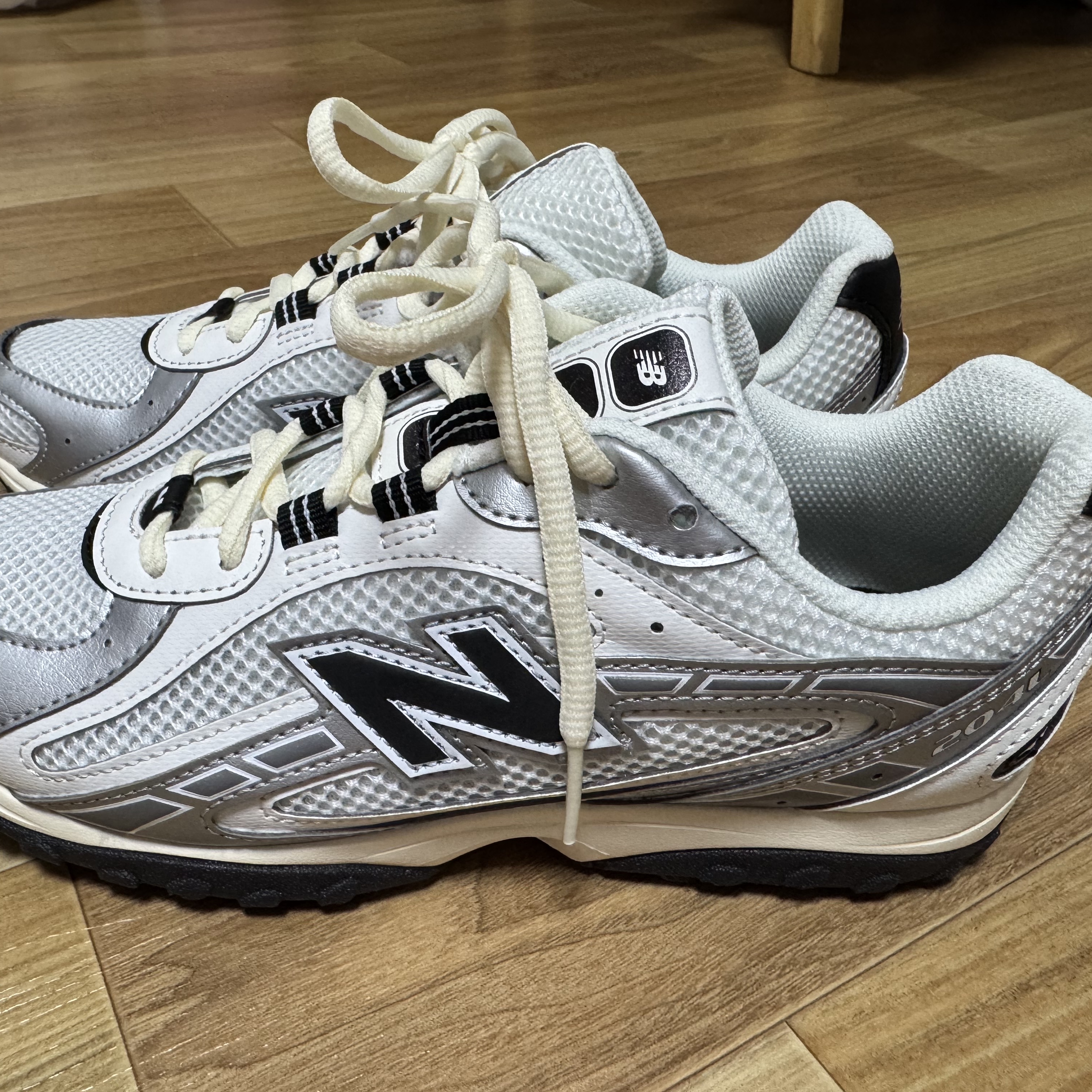 New Balance 204L Silver Metallic Black 착용 스타일 - 2