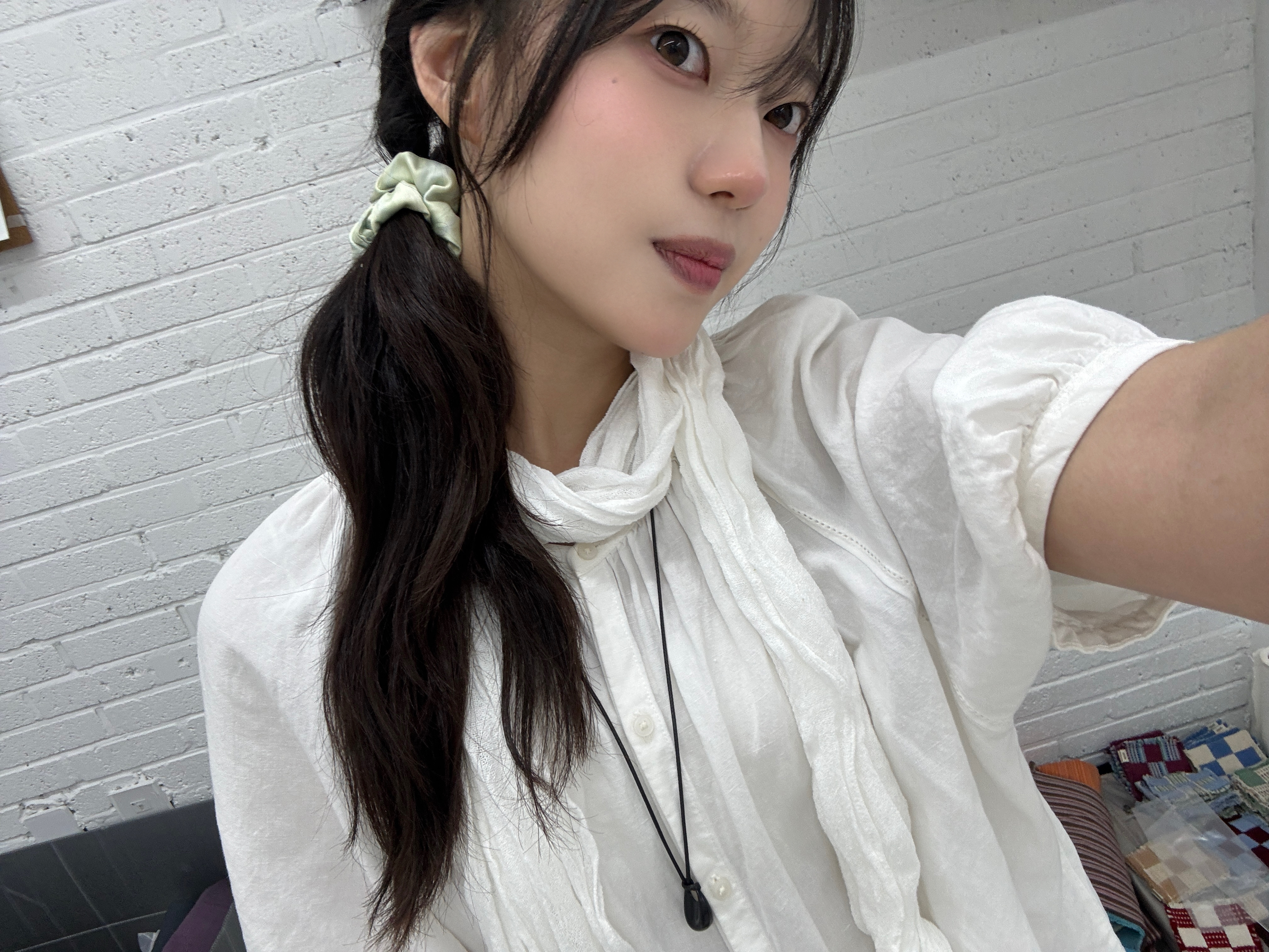 (W) Uniqlo Linen Blend Volume Sleeve Blouse Off White - JP, Uniqlo Baggy Jeans Blue - JP 착용 스타일 - 1
