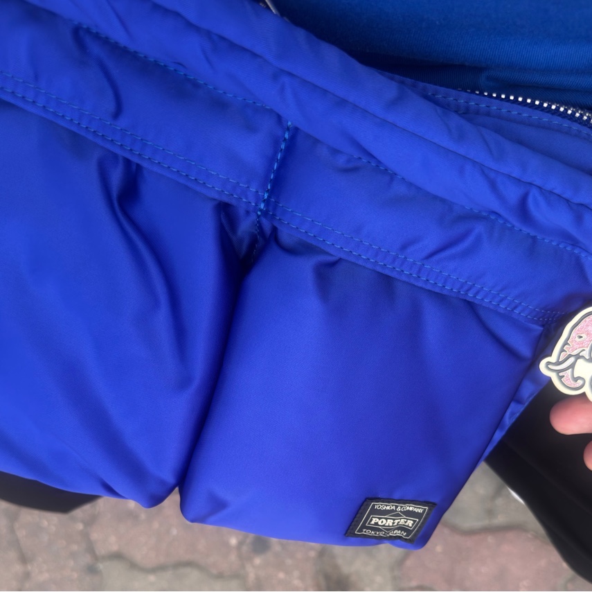 Porter Topaz Sling Bag W Zip L Royal Blue 착용 스타일 - 3