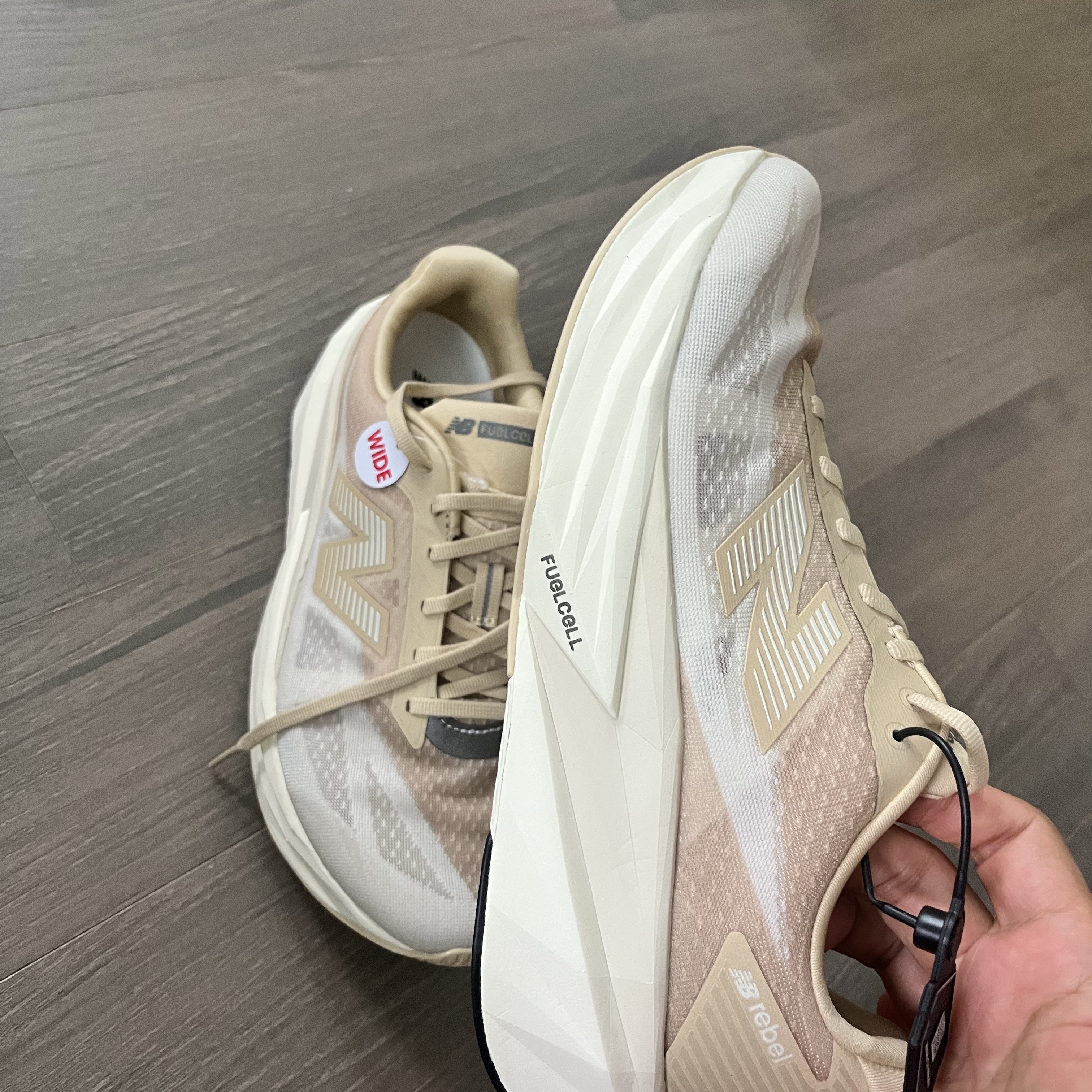 New Balance FuelCell Rebel v5 Toasted Sesame Angora - 2E Wide 착용 스타일 - 2