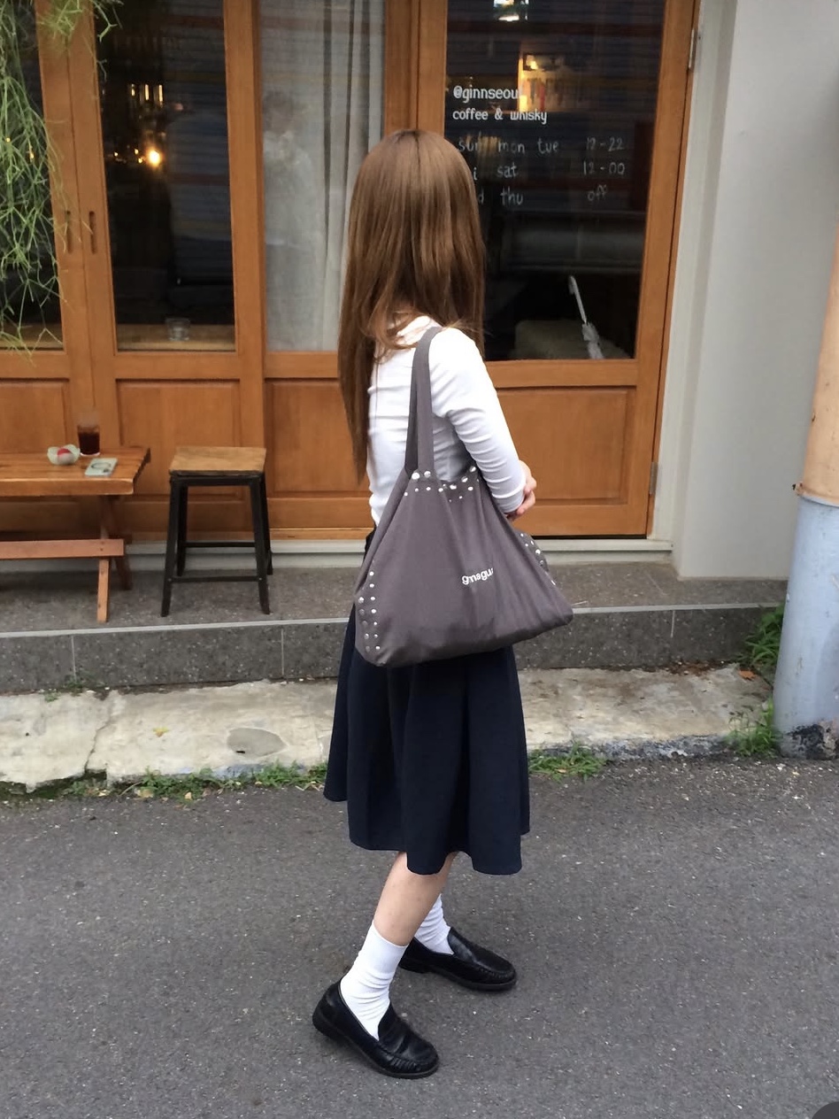 Gimaguas Stud Tote Bag Grey 착용 스타일 - 2