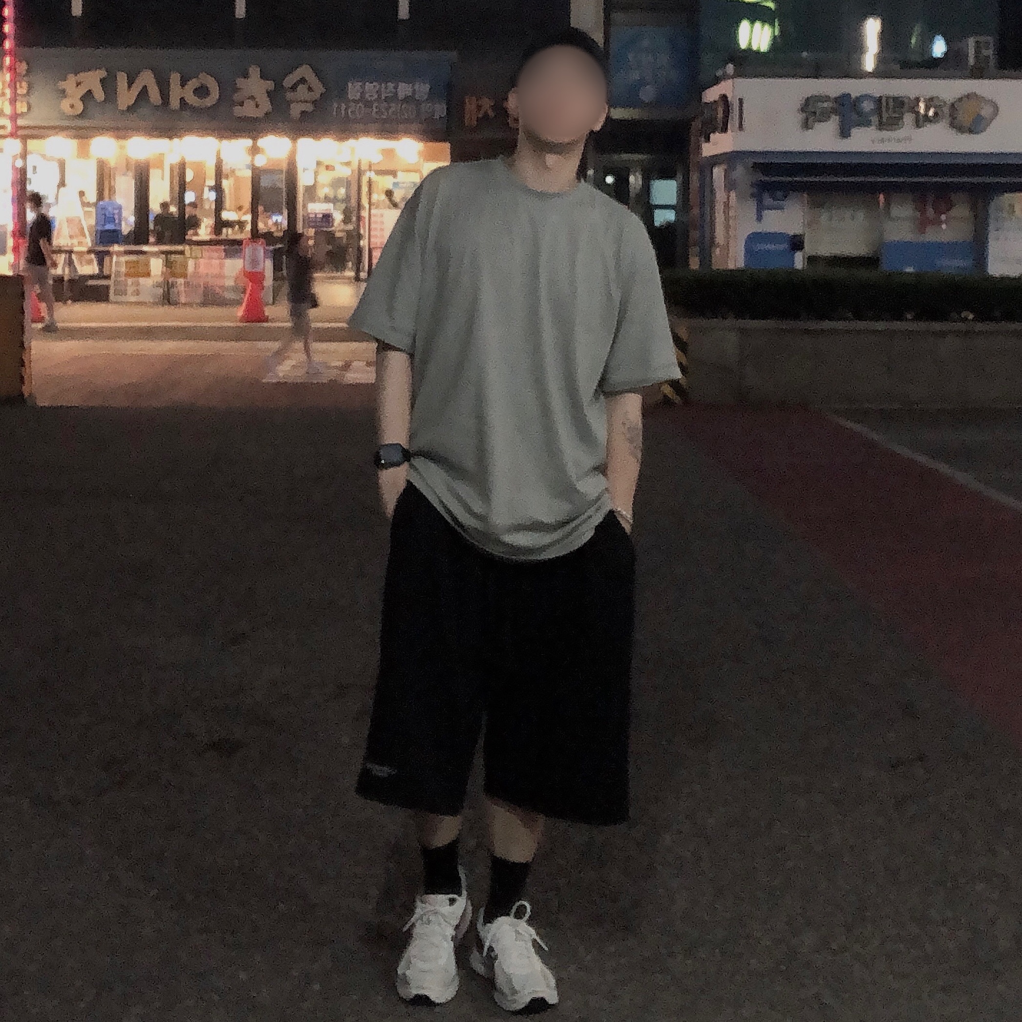 Undermycar Mu.13 Anti Fxxking Logo Play Regular Fit T-shirts Sand, Undermycar Mu.16 Anti Fxxking Logo Play Oversized One Tuck Sweat Shorts Black 착용 스타일 - 1