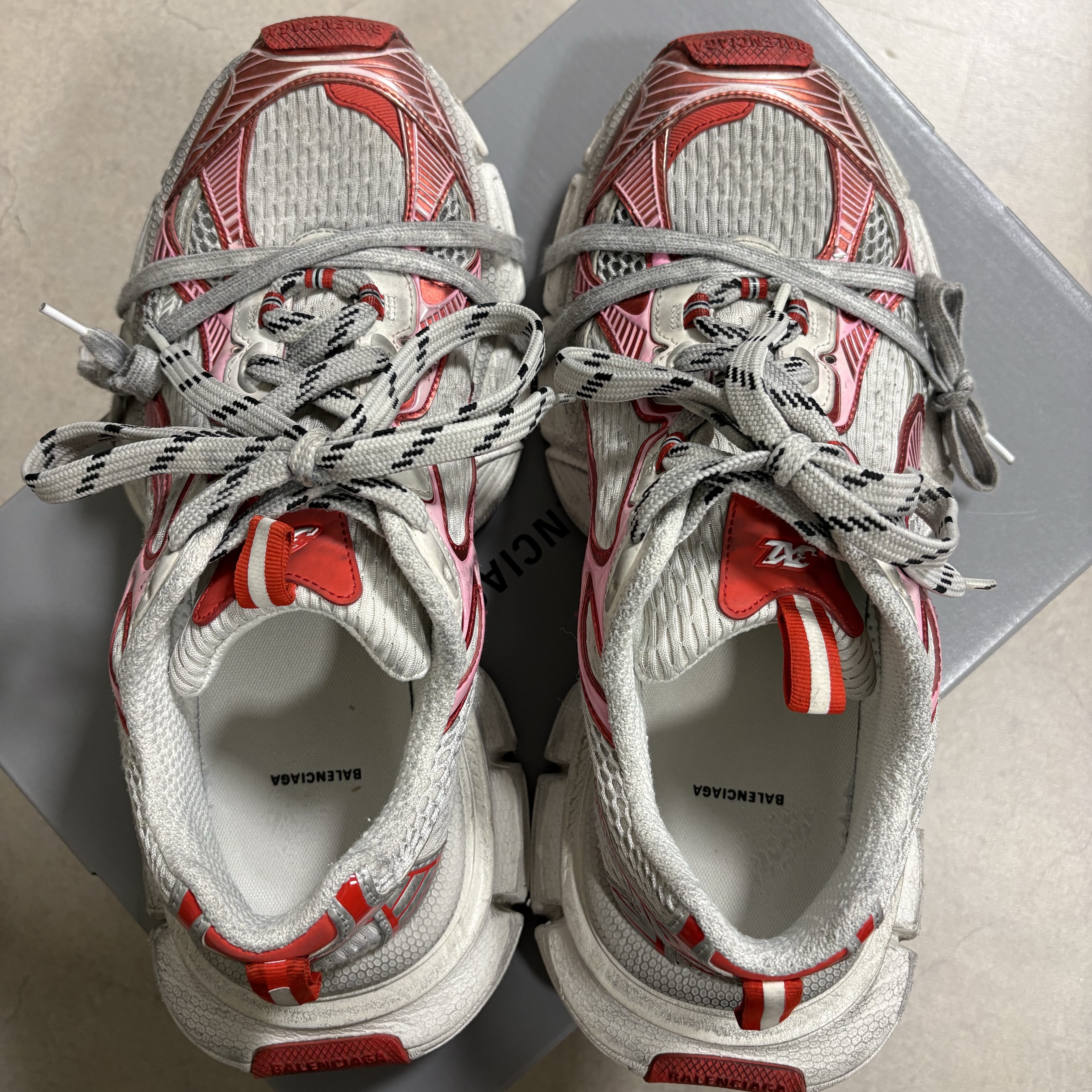 Balenciaga 3XL Sneakers White Red 착용 스타일