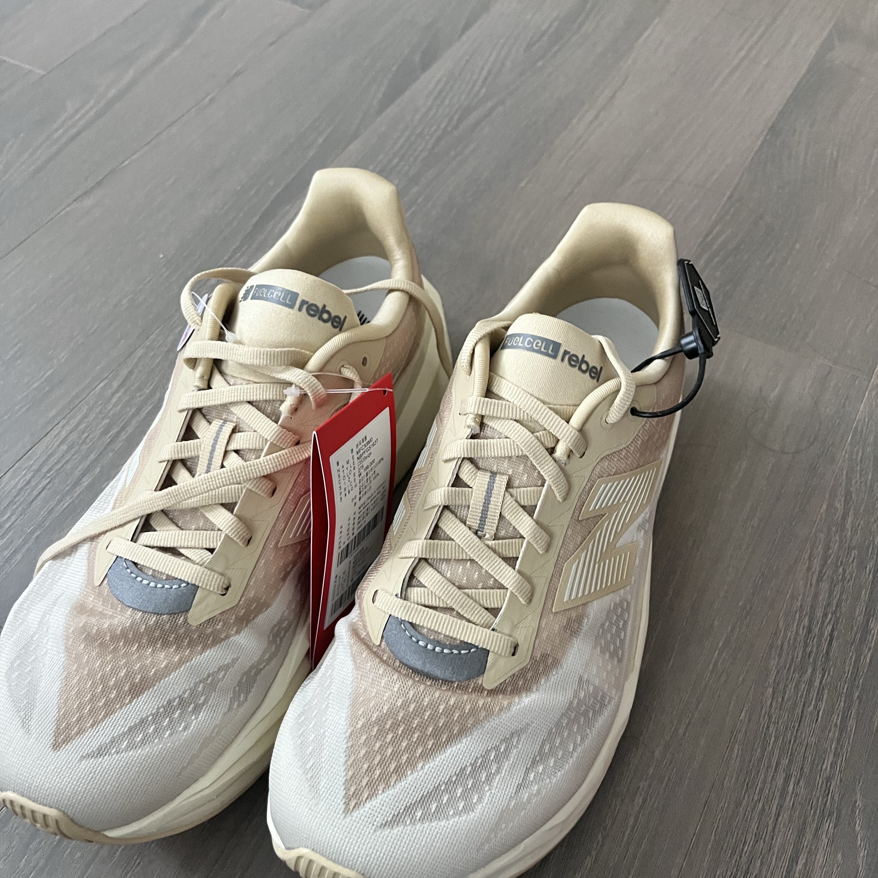 New Balance FuelCell Rebel v5 Toasted Sesame Angora - 2E Wide 착용 스타일 - 1